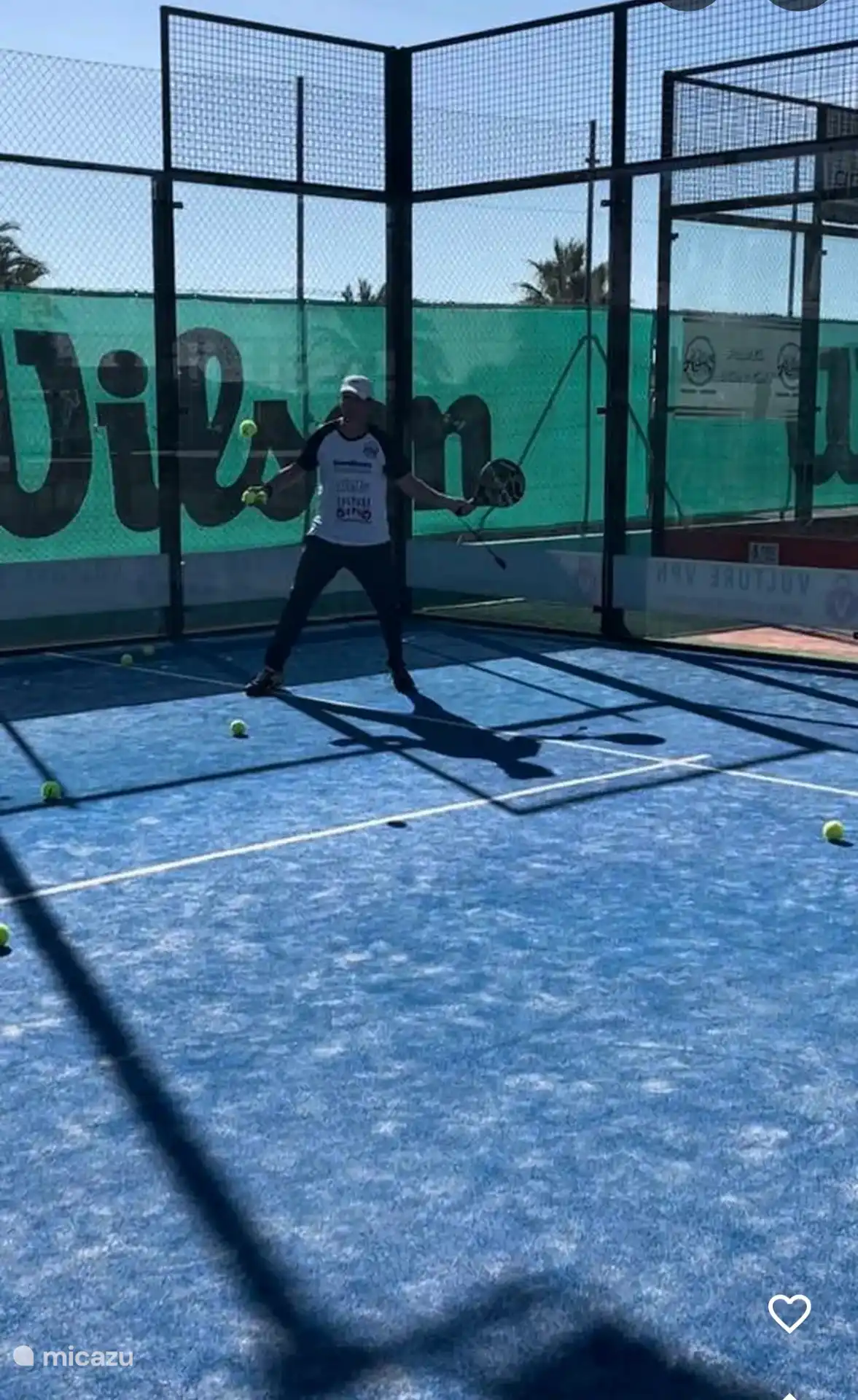 Des terrains de padel au Solpark à côté de la maison. Vous pouvez également prendre des cours ici à un prix abordable.