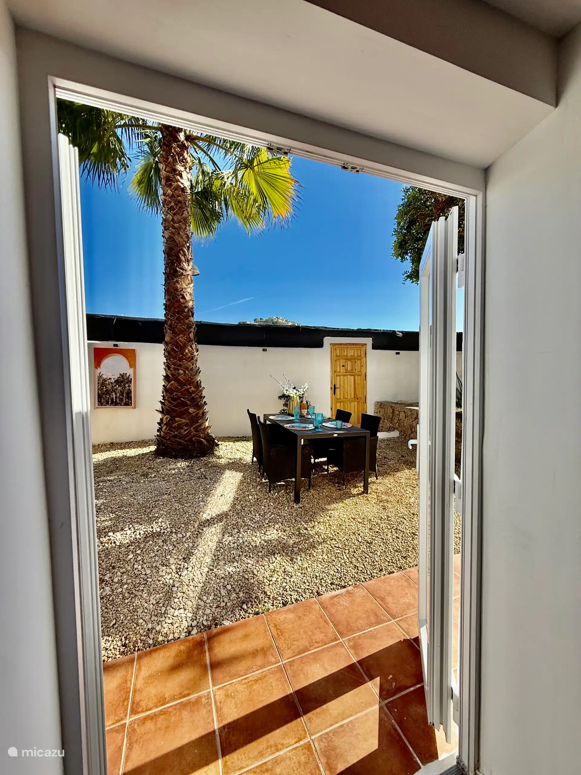 Vue sur le salon avec porte de patio vers l’extérieur.