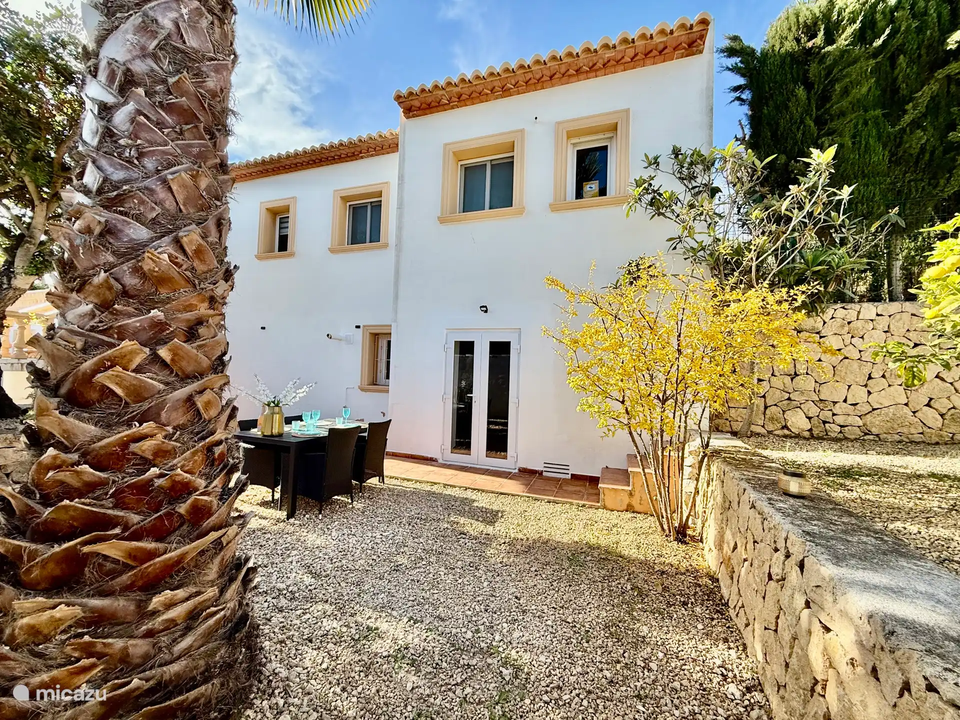 L’entrée de l’appartement du rez-de-chaussée n’a pas d’escaliers, tout est au rez-de-chaussée.