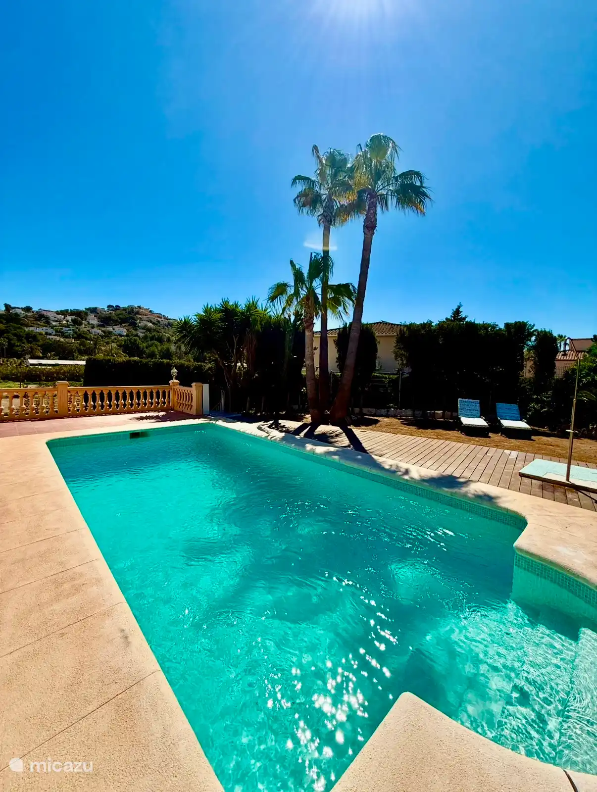 Nieuw zwembad met ingebouwde trap en aparte buitendouche. 