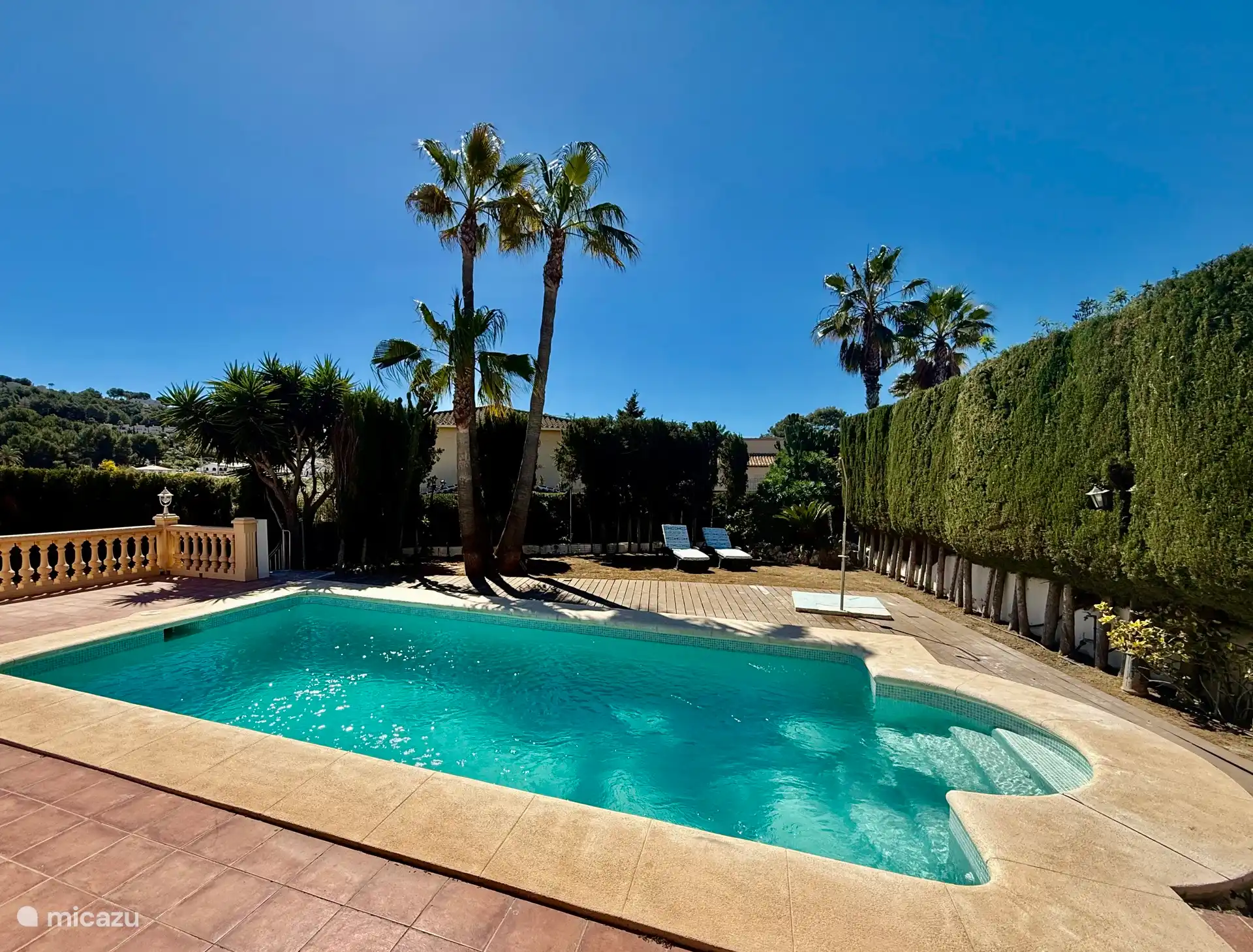 Nieuw zwembad met ingebouwde trap en aparte buitendouche. Het zwembad is vlakbij de trap ondiep maar loopt snel af naar minstens 2 meter. 