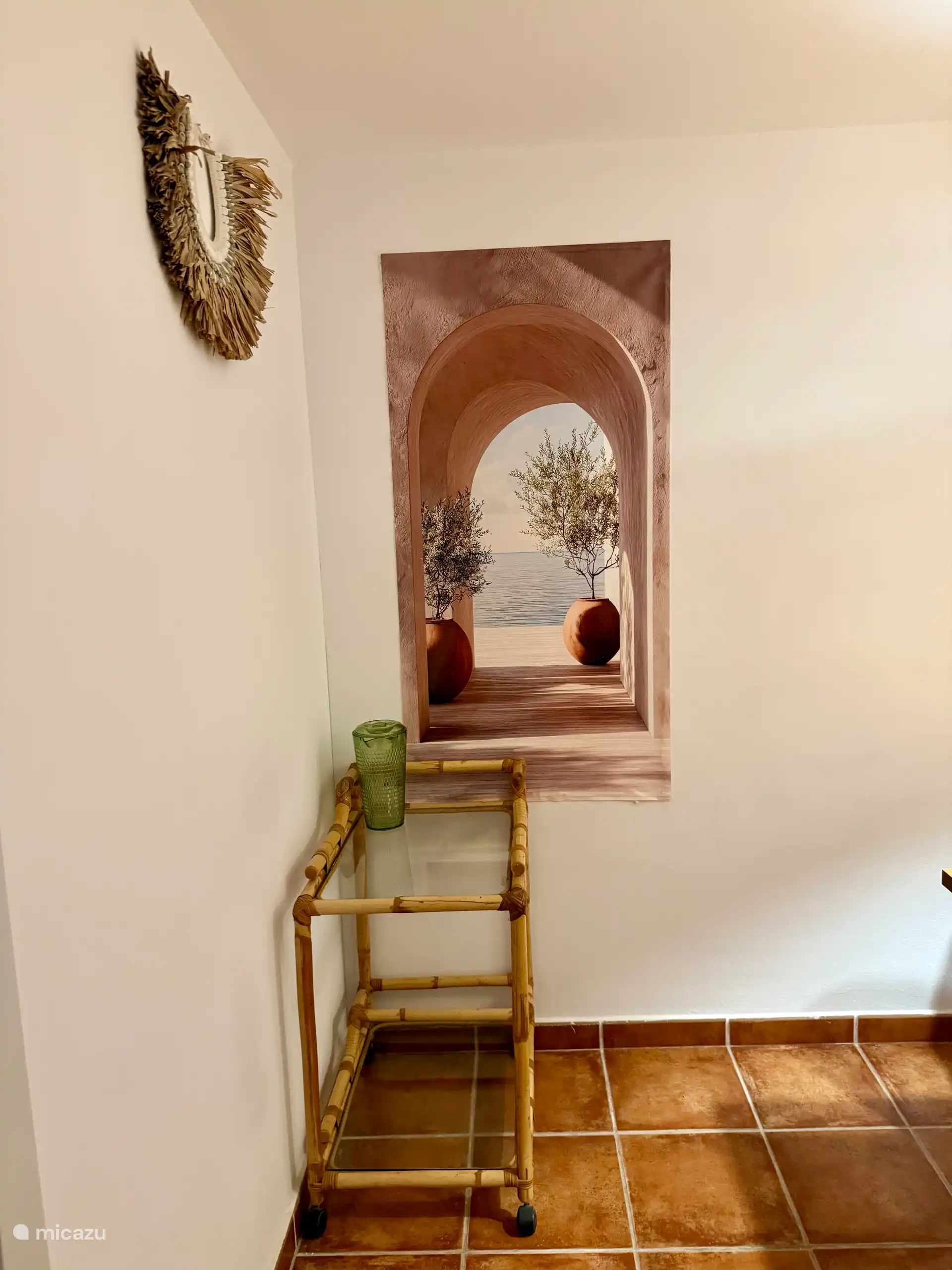 Bamboo trolley in eetkamer 