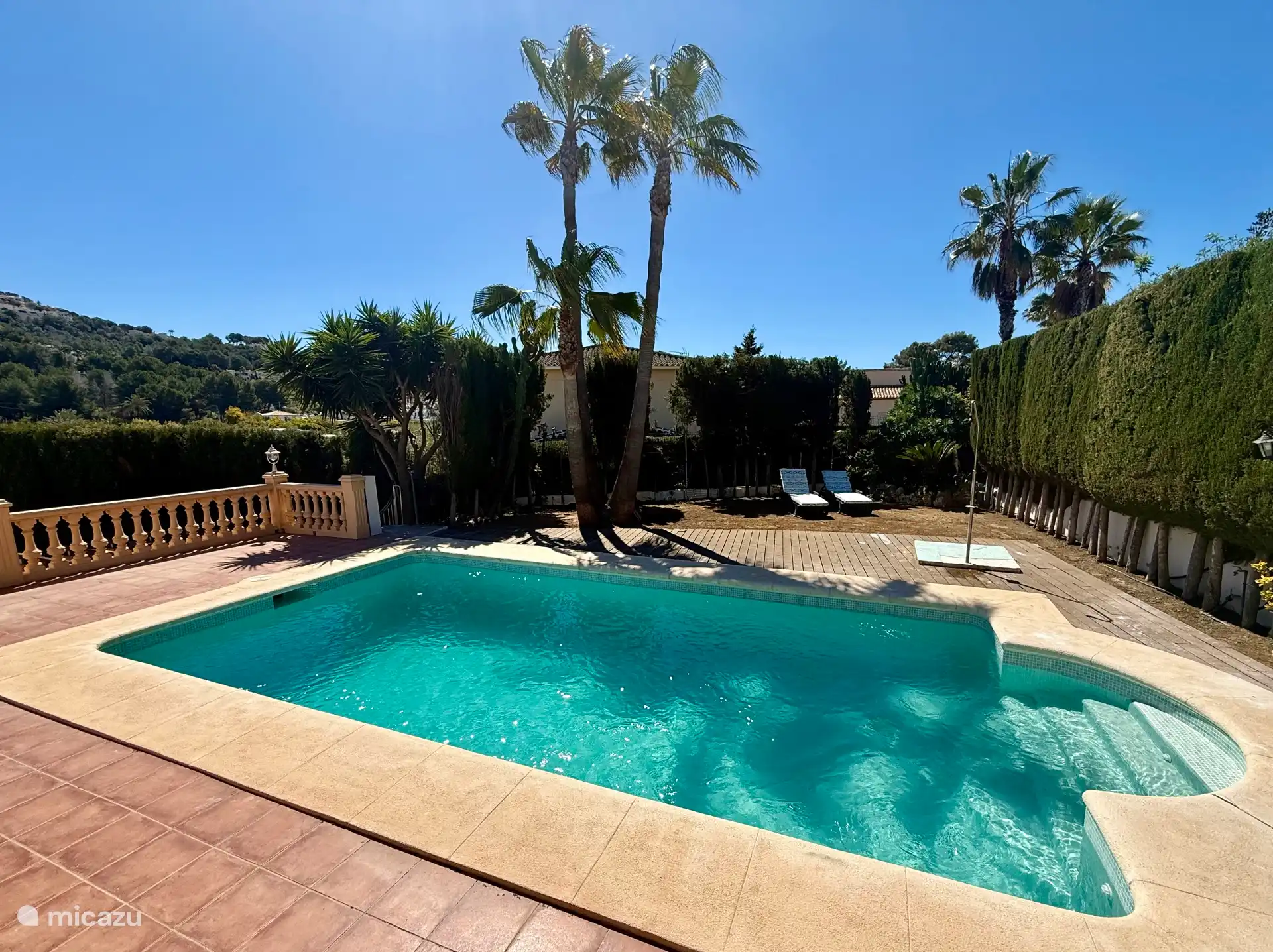 Nieuw zwembad met ingebouwde trap en aparte buitendouche. Het zwembad is vlakbij de trap ondiep maar loopt snel af naar minstens 2 meter. 