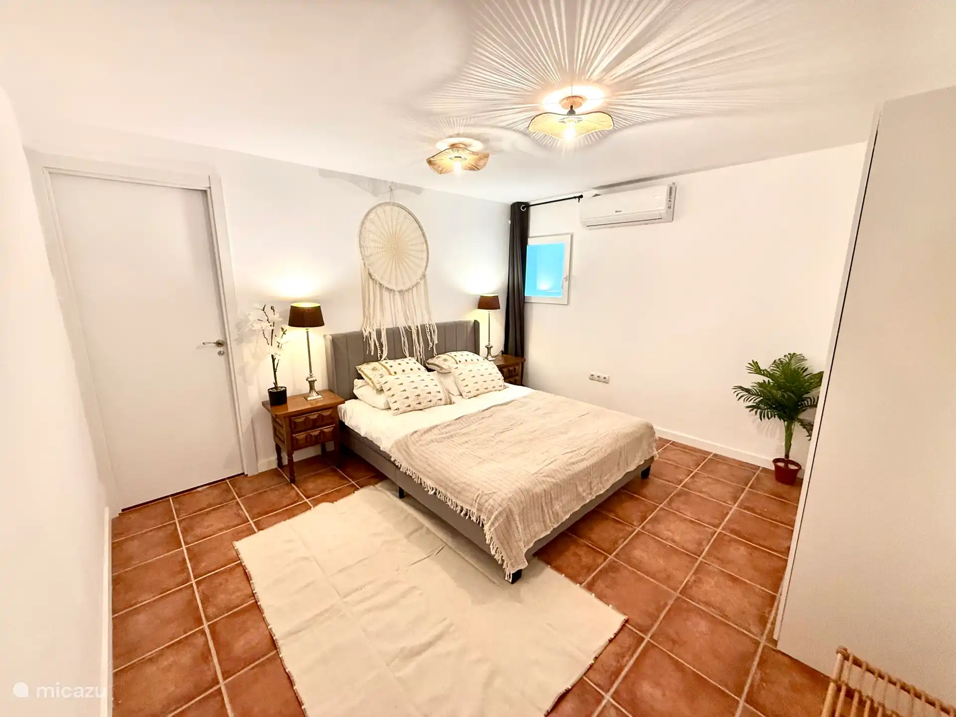 Hauptschlafzimmer mit neuem Bett, Doppelmatratze und viel Stauraum.