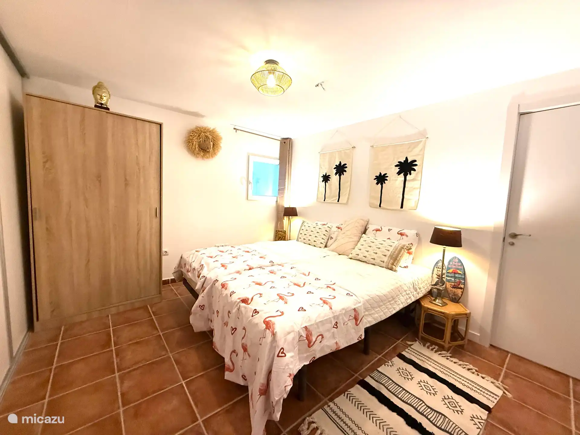 Tropisches Schlafzimmer mit schönen tropischen Details und zwei Einzelbetten, die getrennt werden können.