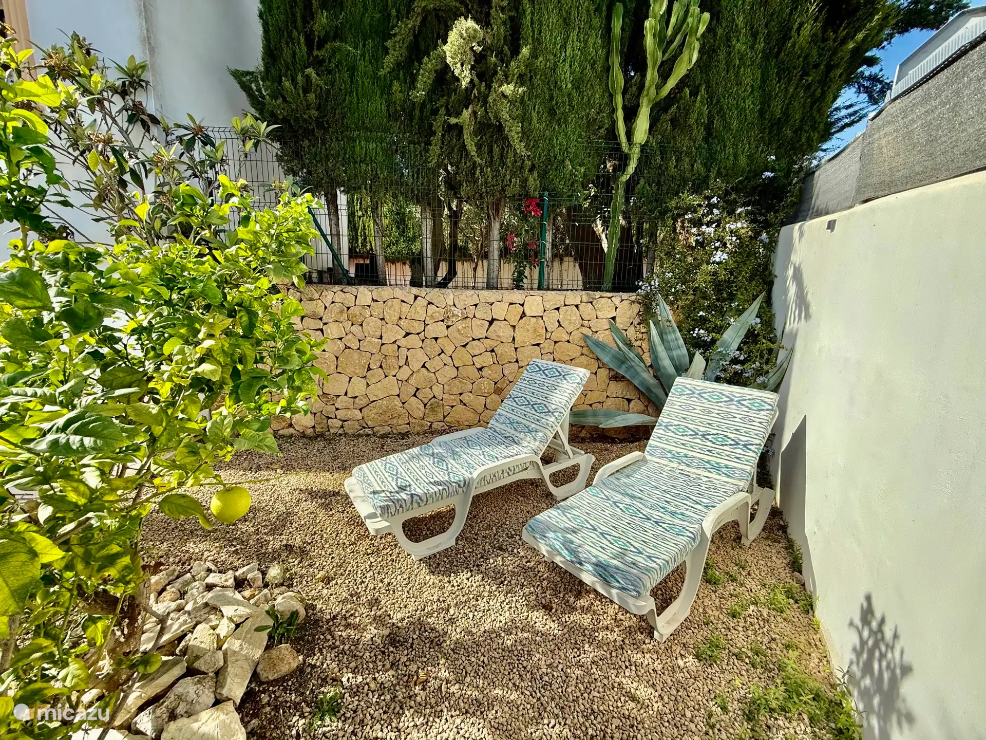 Zonne ligbedden in privé tuin.