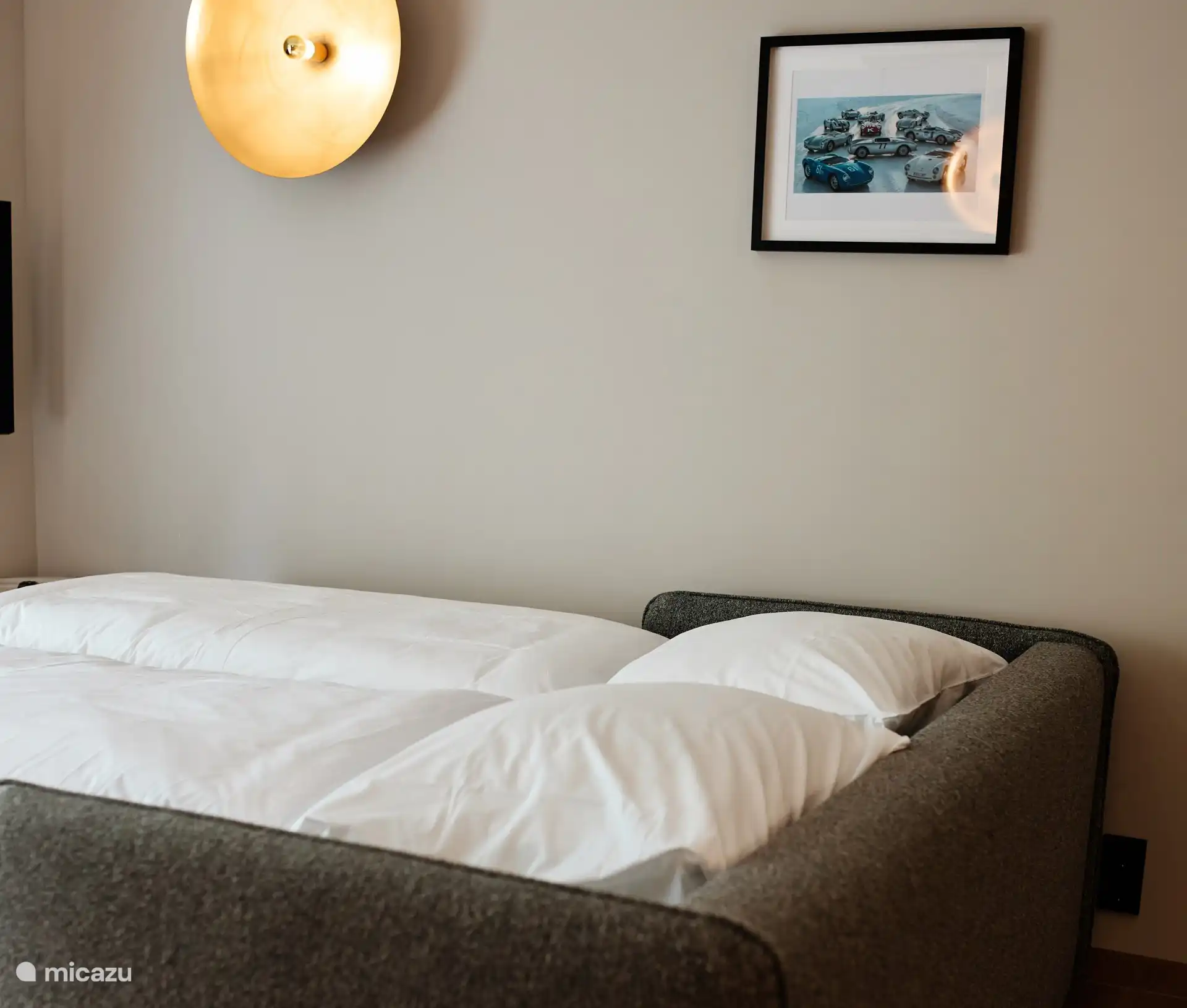 uitgeklapte slaapbank woonkamer