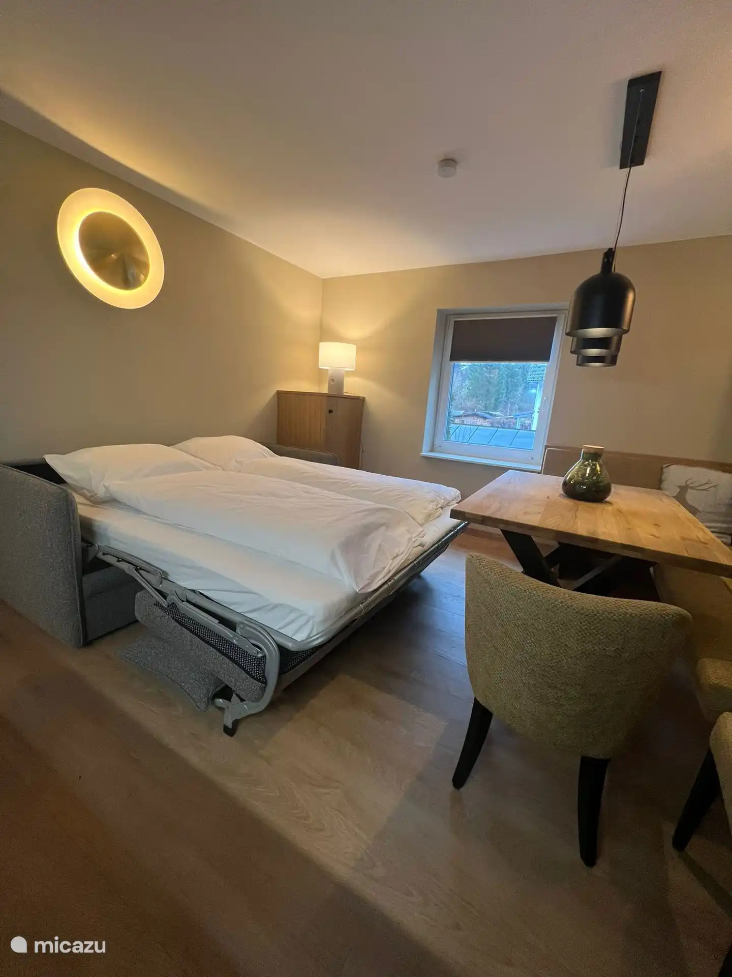 slaapbank in woonkamer uitgeklapt