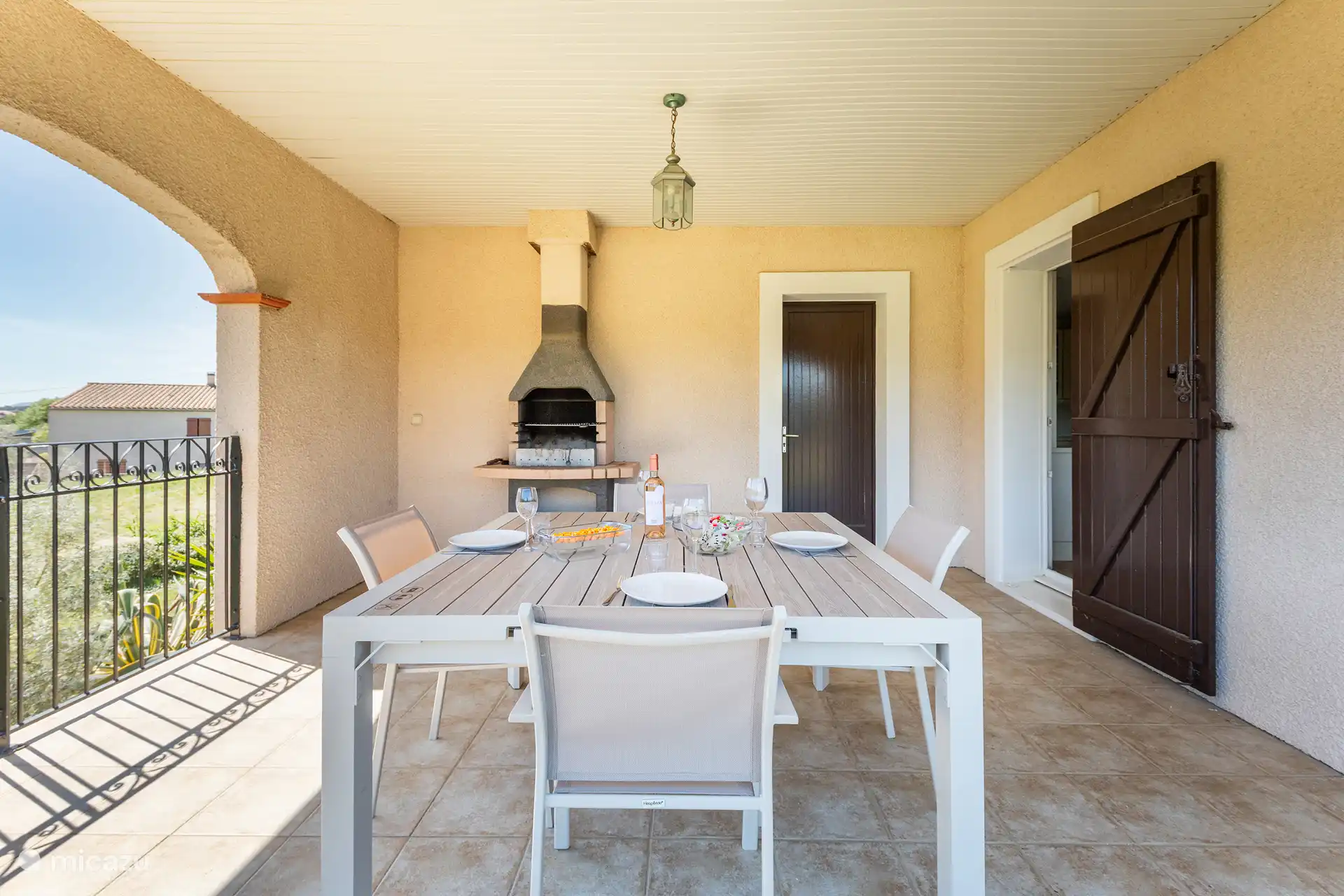 Salle à manger + barbecue