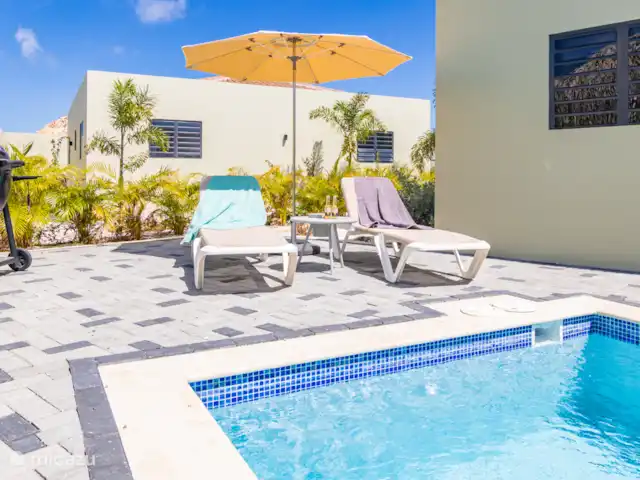 Mar de Luz en Curazao, Banda Arriba (este), Mambo Beach - villa Jardín y piscina