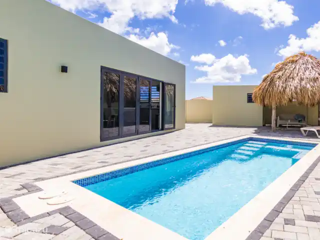 Mar de Luz en Curazao, Banda Arriba (este), Mambo Beach - villa Jardín y piscina