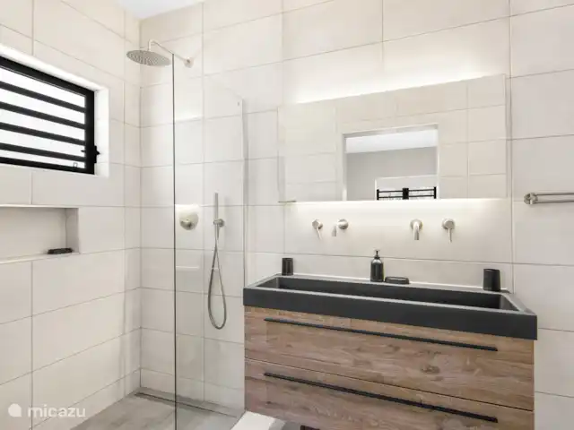 Mar de Luz en Curazao, Banda Arriba (este), Mambo Beach - villa Baño 1