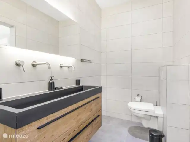 Mar de Luz en Curazao, Banda Arriba (este), Mambo Beach - villa Baño 1
