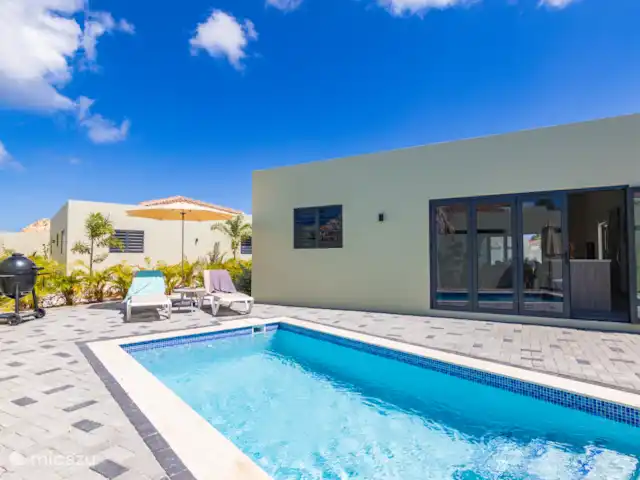 Mar de Luz en Curazao, Banda Arriba (este), Mambo Beach - villa Jardín y piscina