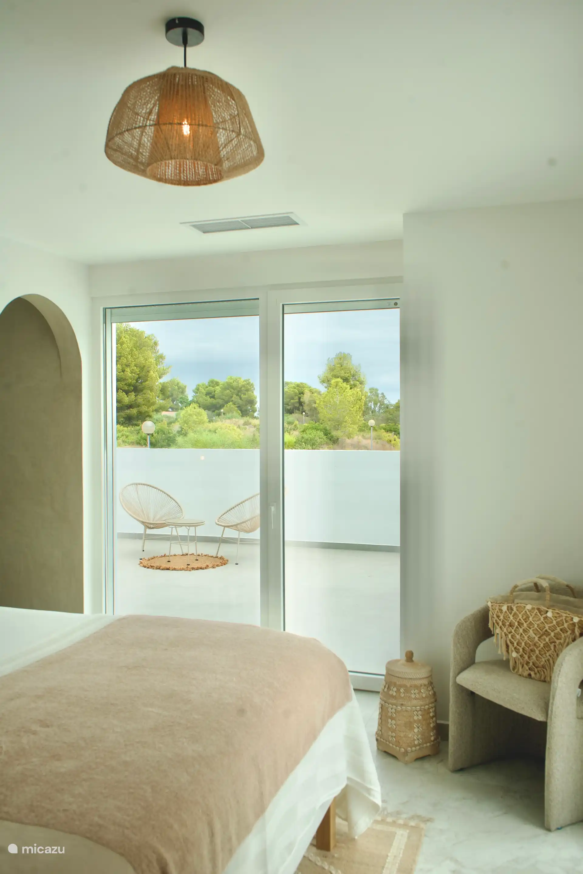 Une grande terrasse accessible depuis la chambre 2. Une chaise dans un coin est toujours agréable. Ici aussi un grand placard ouvert (voir photo chambre 2). Toutes les fenêtres peuvent également être entièrement aveuglées ici.