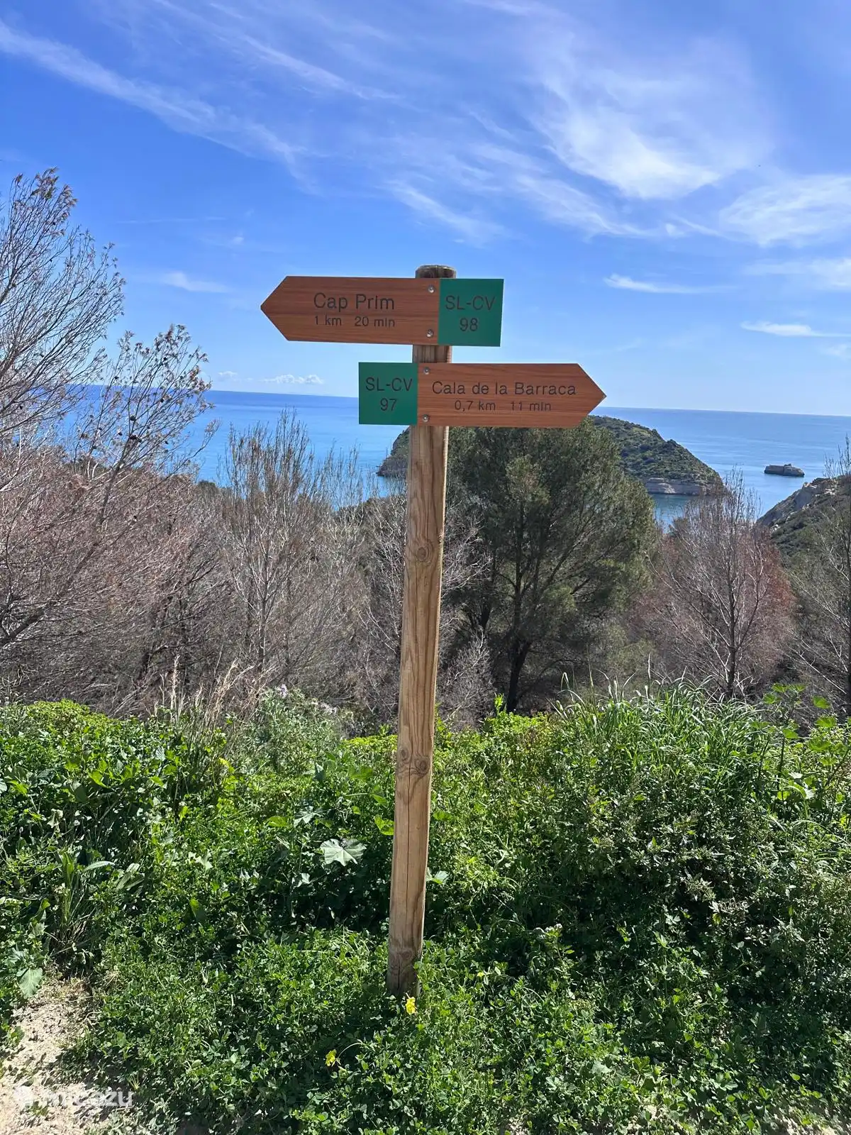 Utilisez-le comme point de navigation et restez à la nature et à droite. 