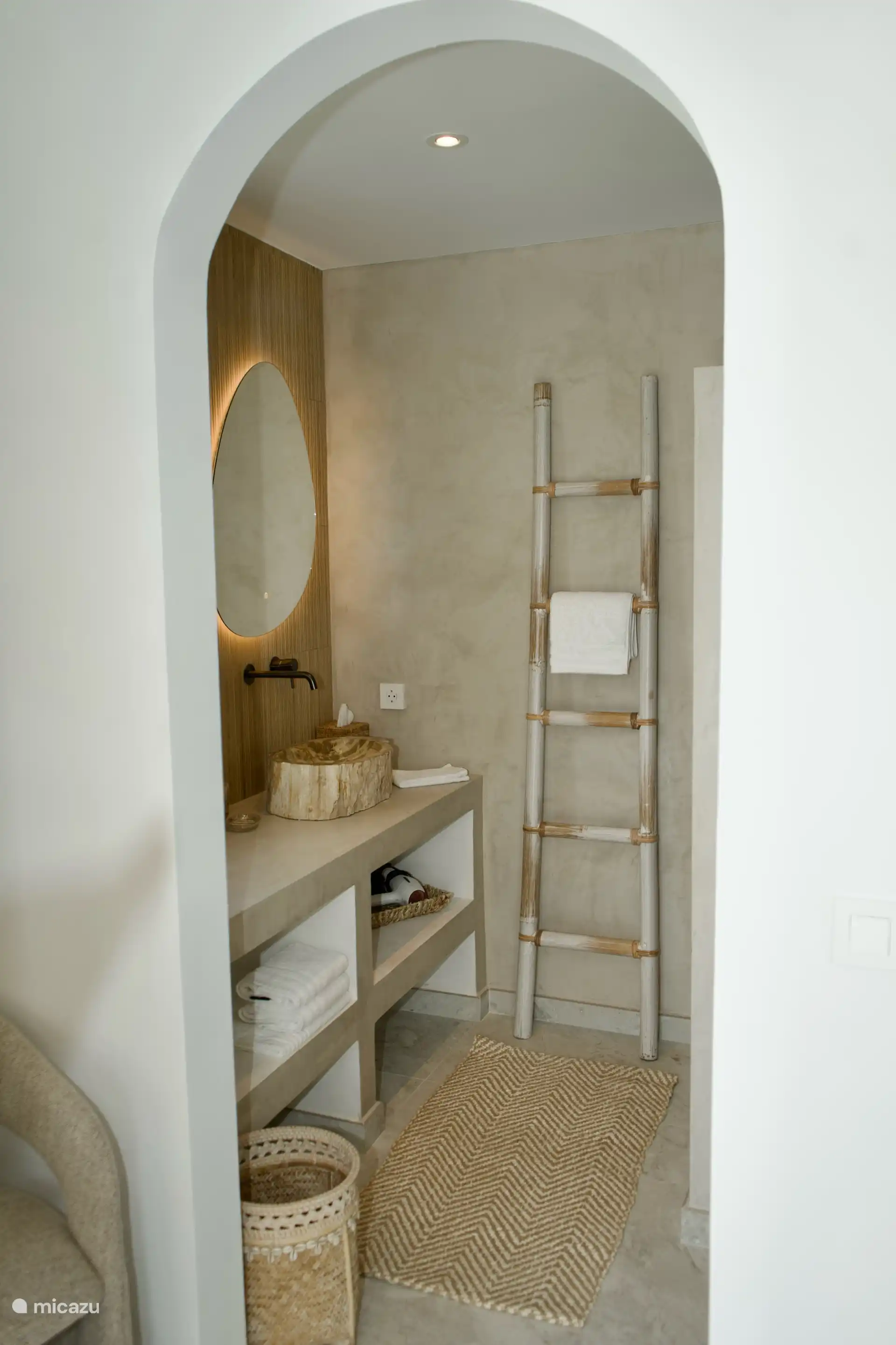 Dans la chambre 2, il y a aussi une douche privée avec toilettes et ici aussi la même configuration avec beaucoup d’espace pour tout ranger. Il y a aussi un sèche-cheveux partout.