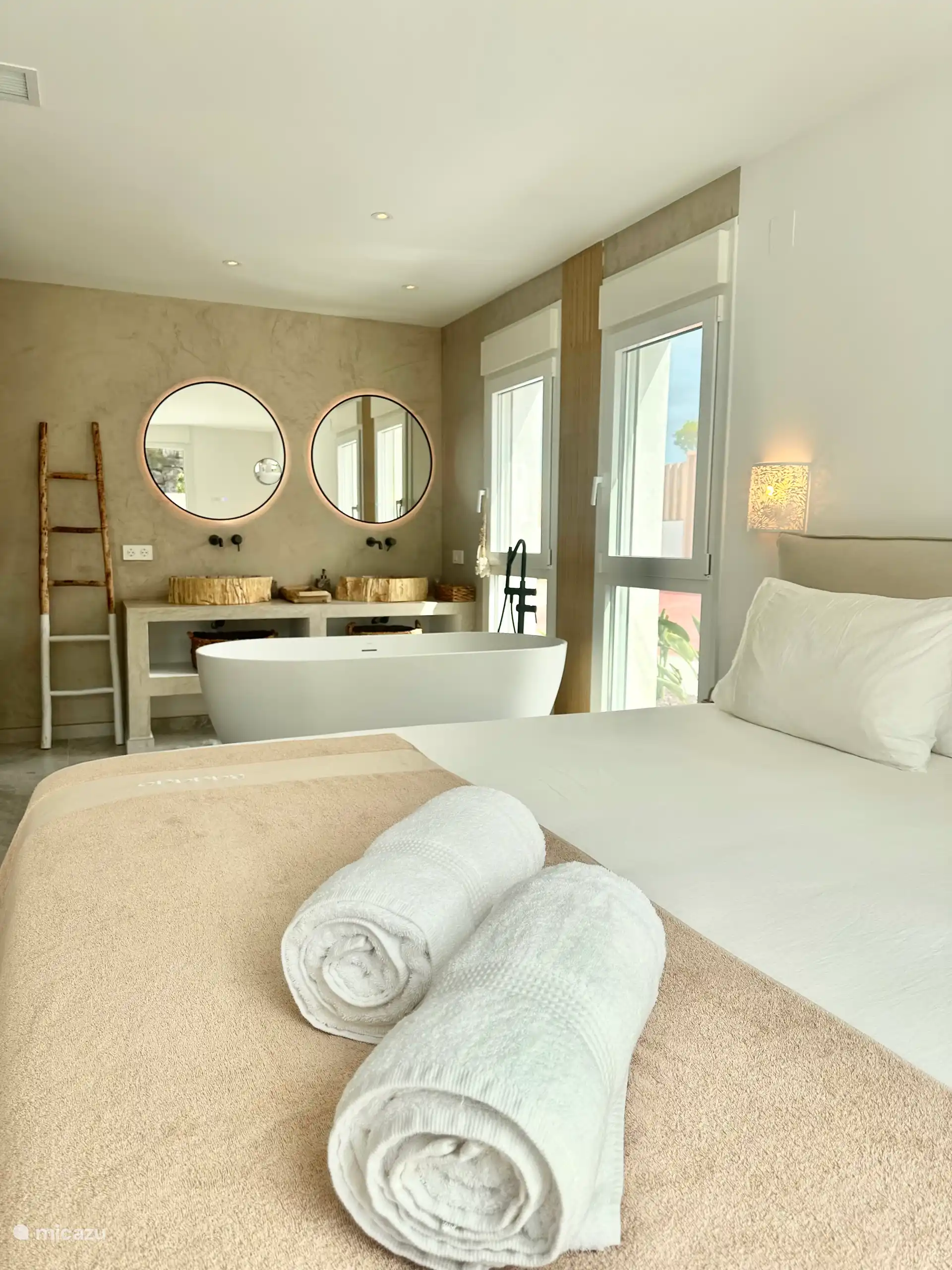 Nous avons opté pour une connexion ouverte avec la salle de bains car nous aimons les espaces ouverts. La baignoire est un pur luxe, tout comme les miroirs chauffants. Il y a aussi des toilettes dans cette pièce.