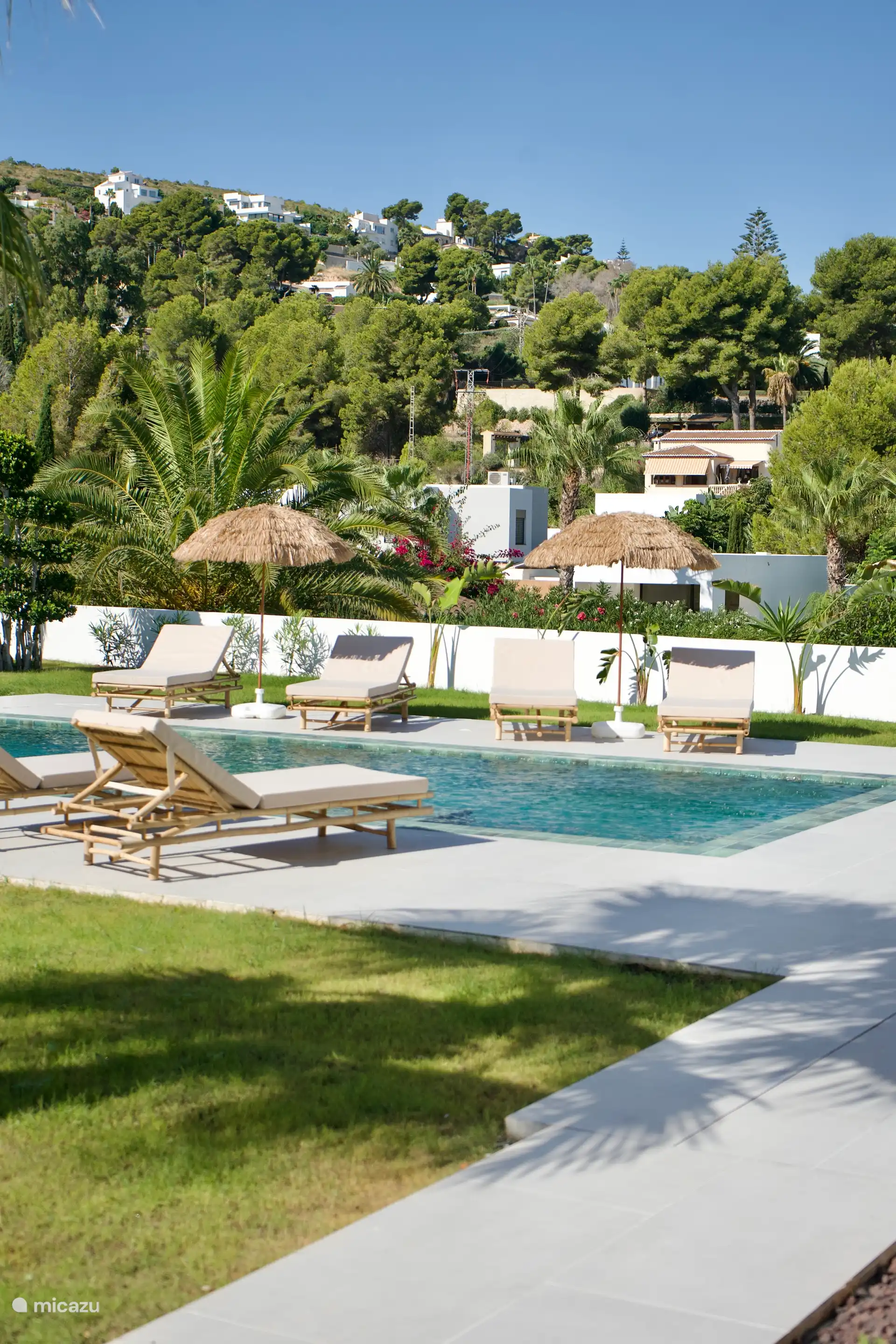 Pas de clôture sur le mur de ce côté en concertation avec nos voisins néerlandais. Cela nous permet de profiter des beaux palmiers et de la vue magnifique....