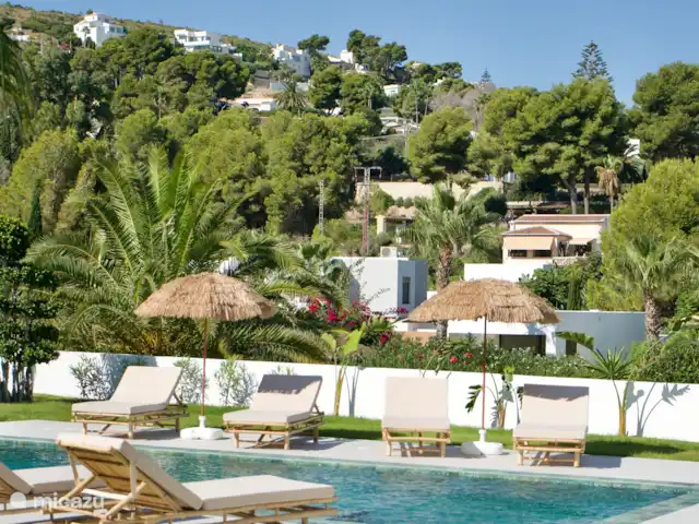 Villa Tranquilla - NEW IN JAVEA! in Spain, Costa Blanca, Jávea - villa No fence on the wall on this side in consultation with our Dutch neighbors. This allows us to enjoy the beautiful palms and the great view....