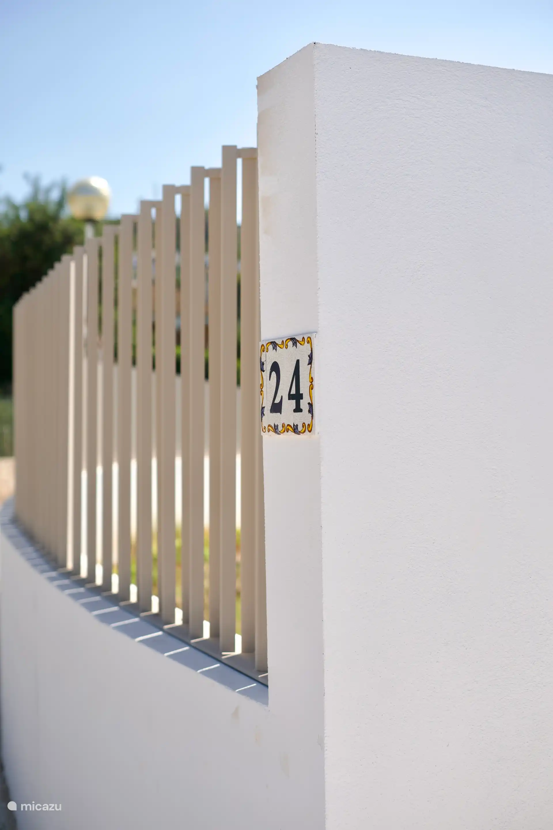 Le portail est équipé d’un interphone. Le port de la voiture peut être commandé à l’aide d’une télécommande. La porte extérieure n’a pas de loquet, donc l’intimité et la sécurité sont assurées. L’ensemble du terrain est clôturé en toute sécurité.