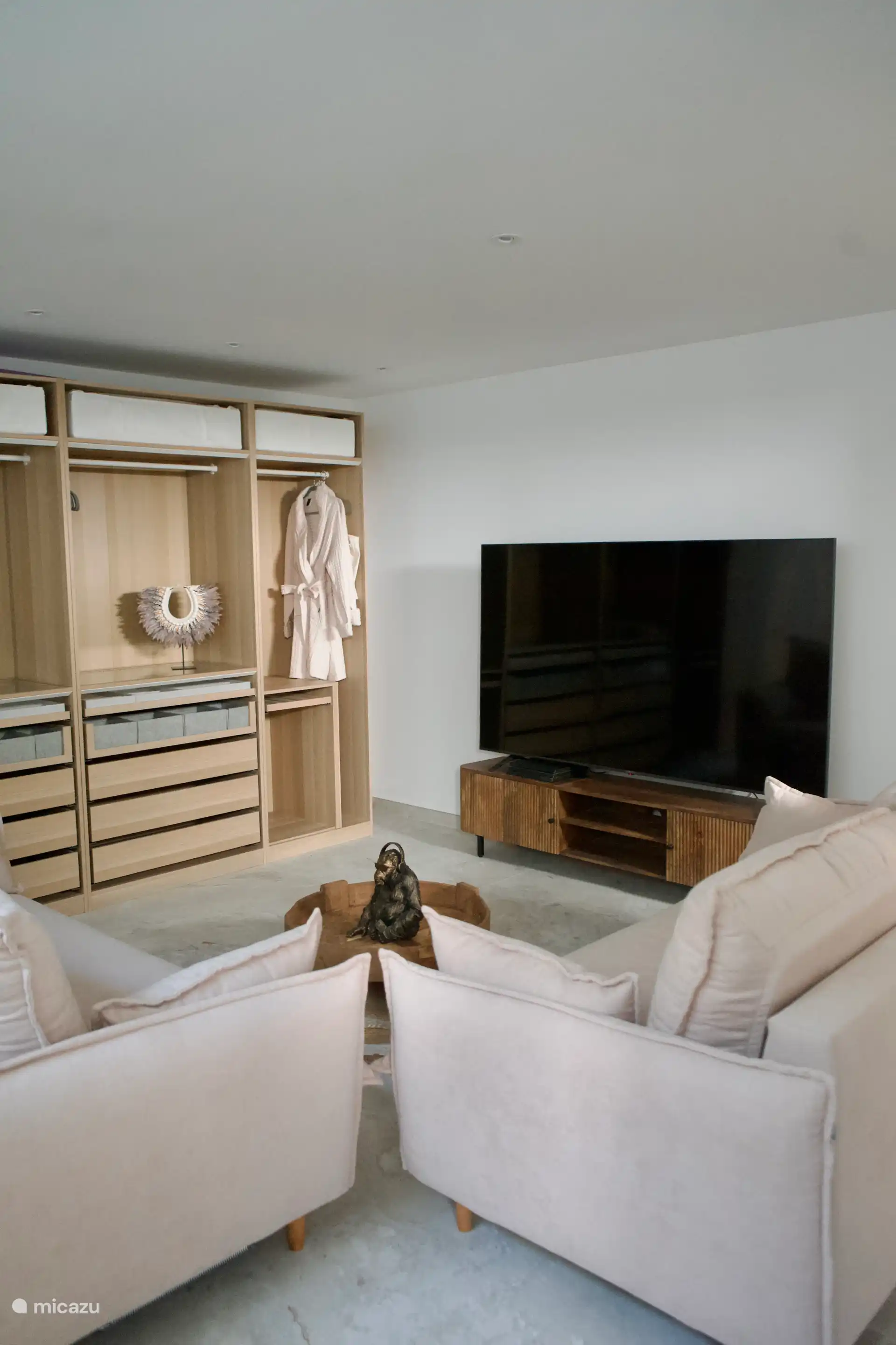 Sur -1 une grande chambre avec deux canapés-lits de luxe et 7 mètres d’espace de rangement. Une TV de 220cm et une playstation. Parce qu’il y a aussi du verre à côté des escaliers en bas, il y a beaucoup de lumière du jour dans cette pièce