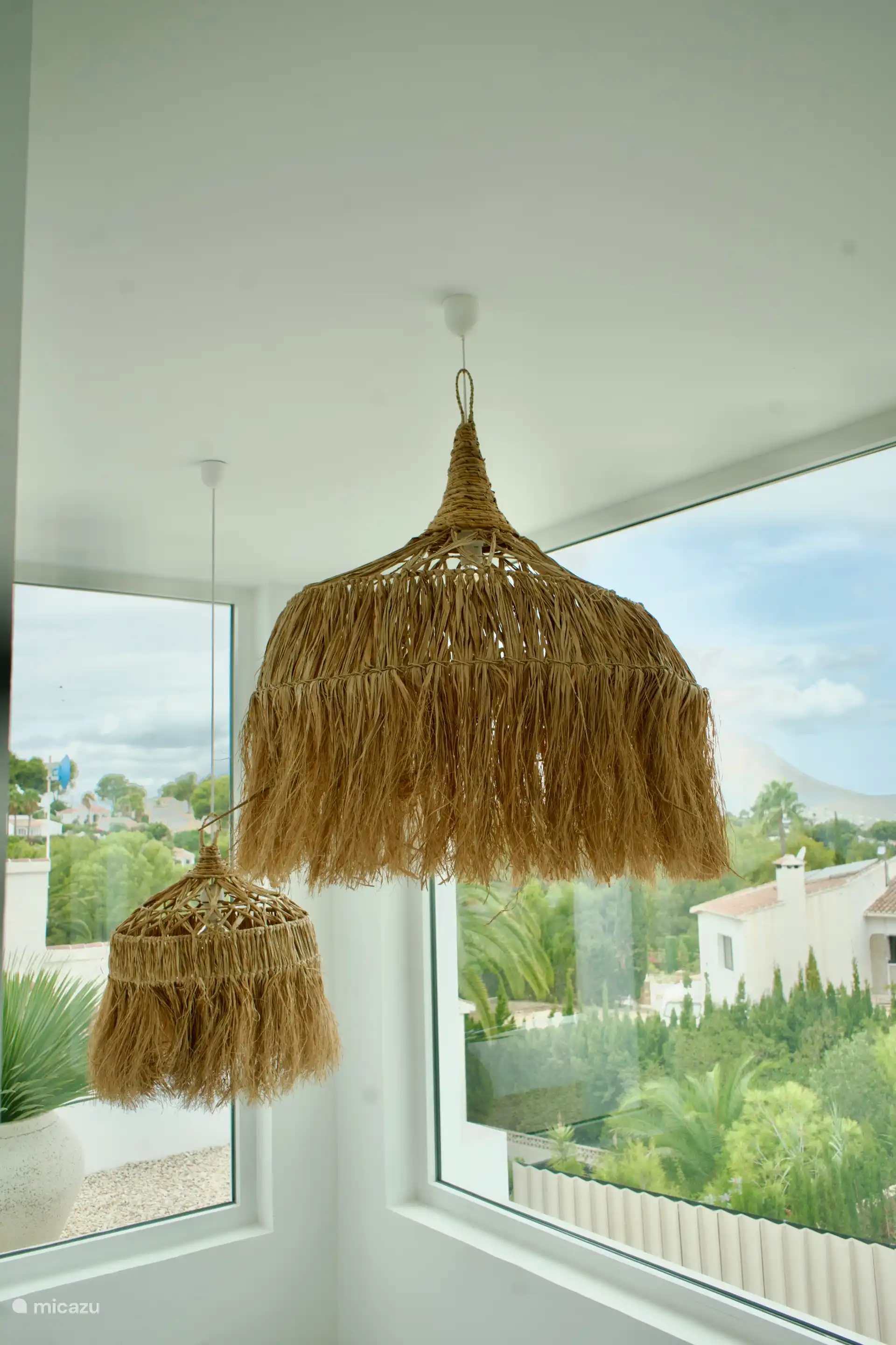 Parce que nous avons également placé des fenêtres en haut de la cage d’escalier, vous avez également une très belle vue sur la zone. Les lampes sont des créateurs d’ambiance.