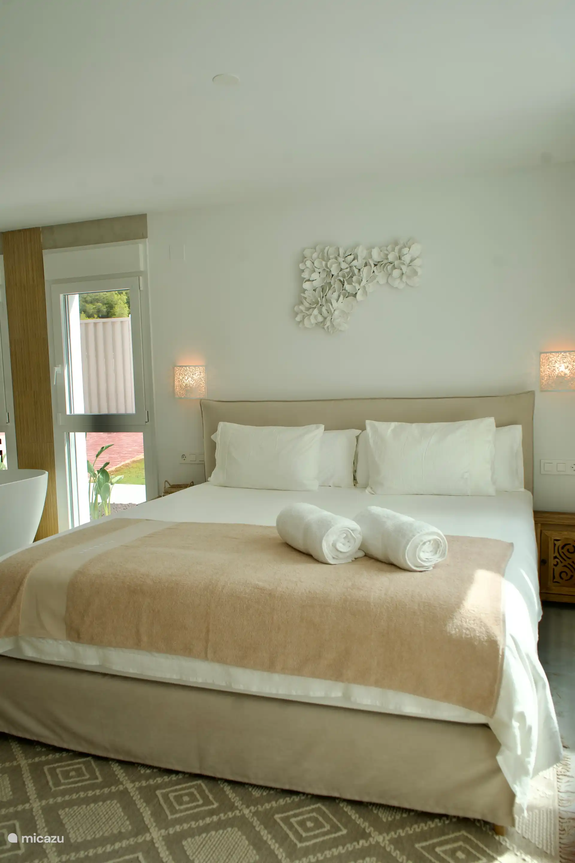 Au rez-de-chaussée la plus grande chambre avec un lit de 200 de large sur 210 de long. Toutes les fenêtres de toutes les chambres peuvent être aveuglées automatiquement.