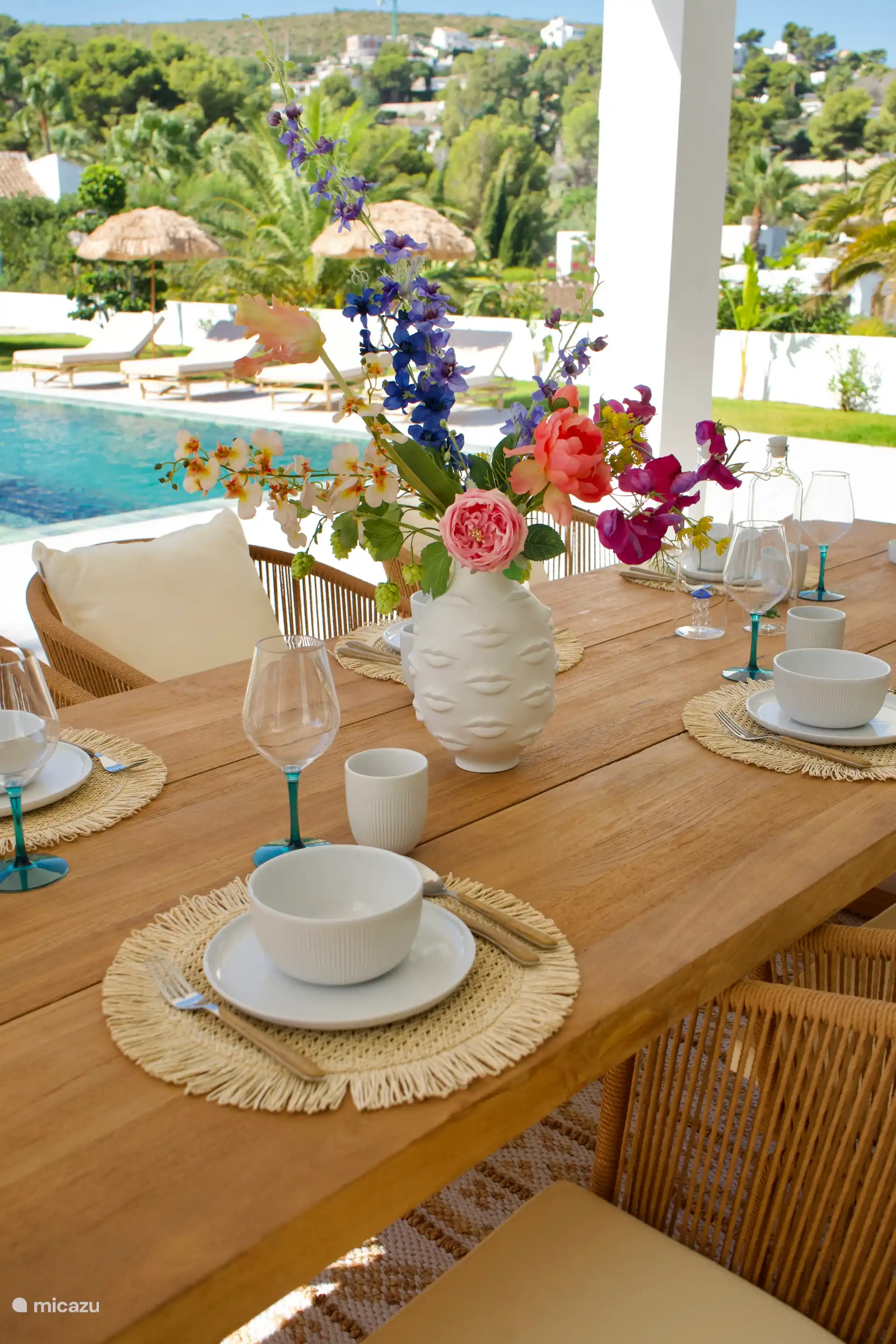 Les trois ventilateurs en bois permettent aux moustiques de rester à l’écart le soir, mais offrent un bon rafraîchissement l’après-midi. Et ça a l’air génial !