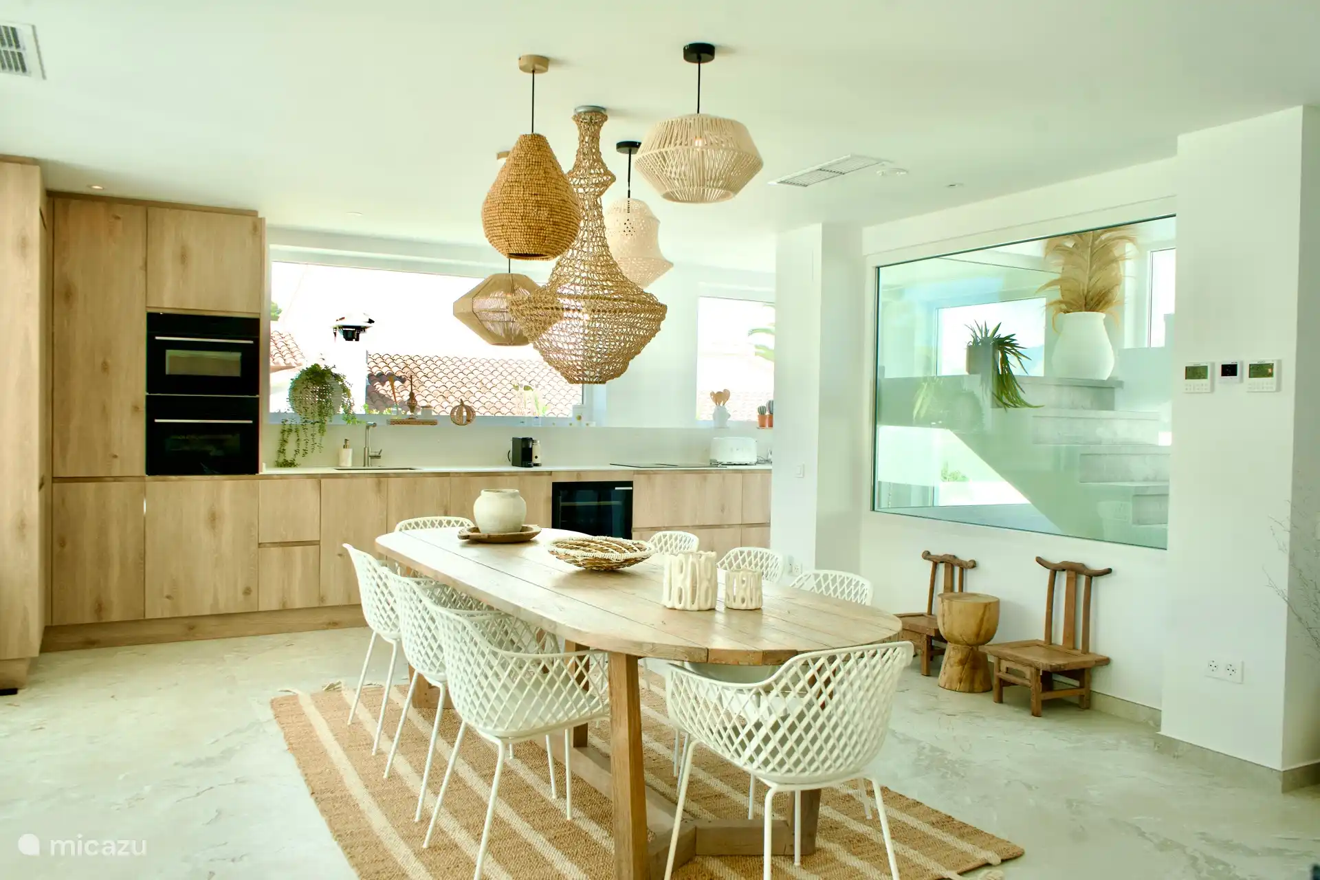 Nous avons également complètement ouvert la liaison avec les escaliers afin que vous regardiez de tous les côtés et qu’il y ait toujours beaucoup de lumière dans la maison. 