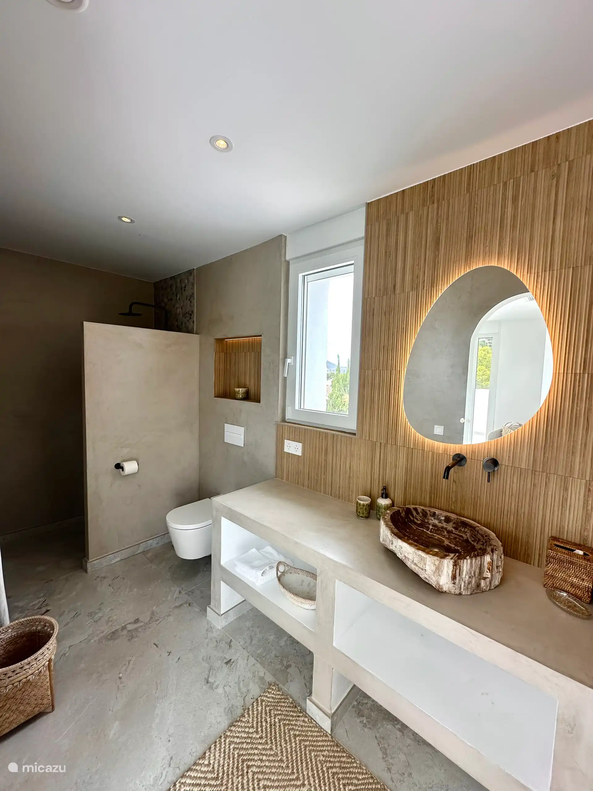 La salle de bain dispose de suffisamment d’espace pour ranger toutes les pommades et les pots de gel. WC privatif et douche ouverte à nouveau. 