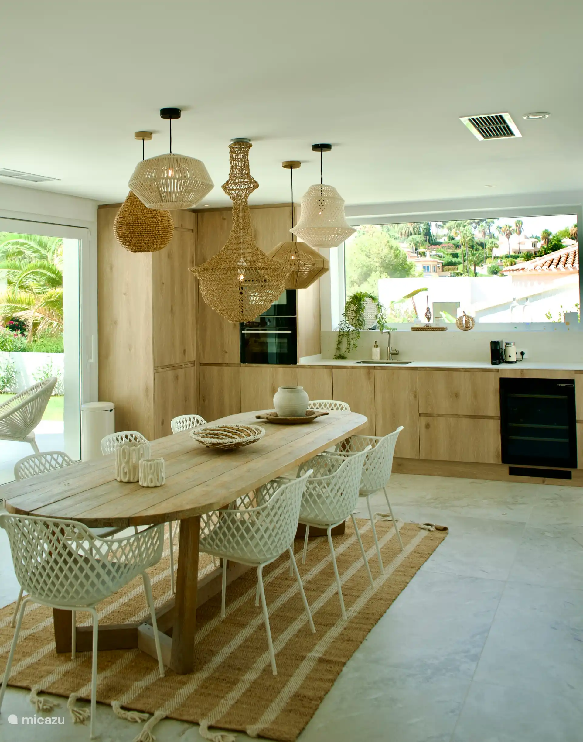 La cuisine ouverte sur cette photo avec 8 chaises mais il y a 10 chaises. Tout le confort dans cette cuisine, y compris un refroidisseur à vin. La série SMEG avec mixeur, grille-pain, presse-agrumes et bouilloire est magnifique.