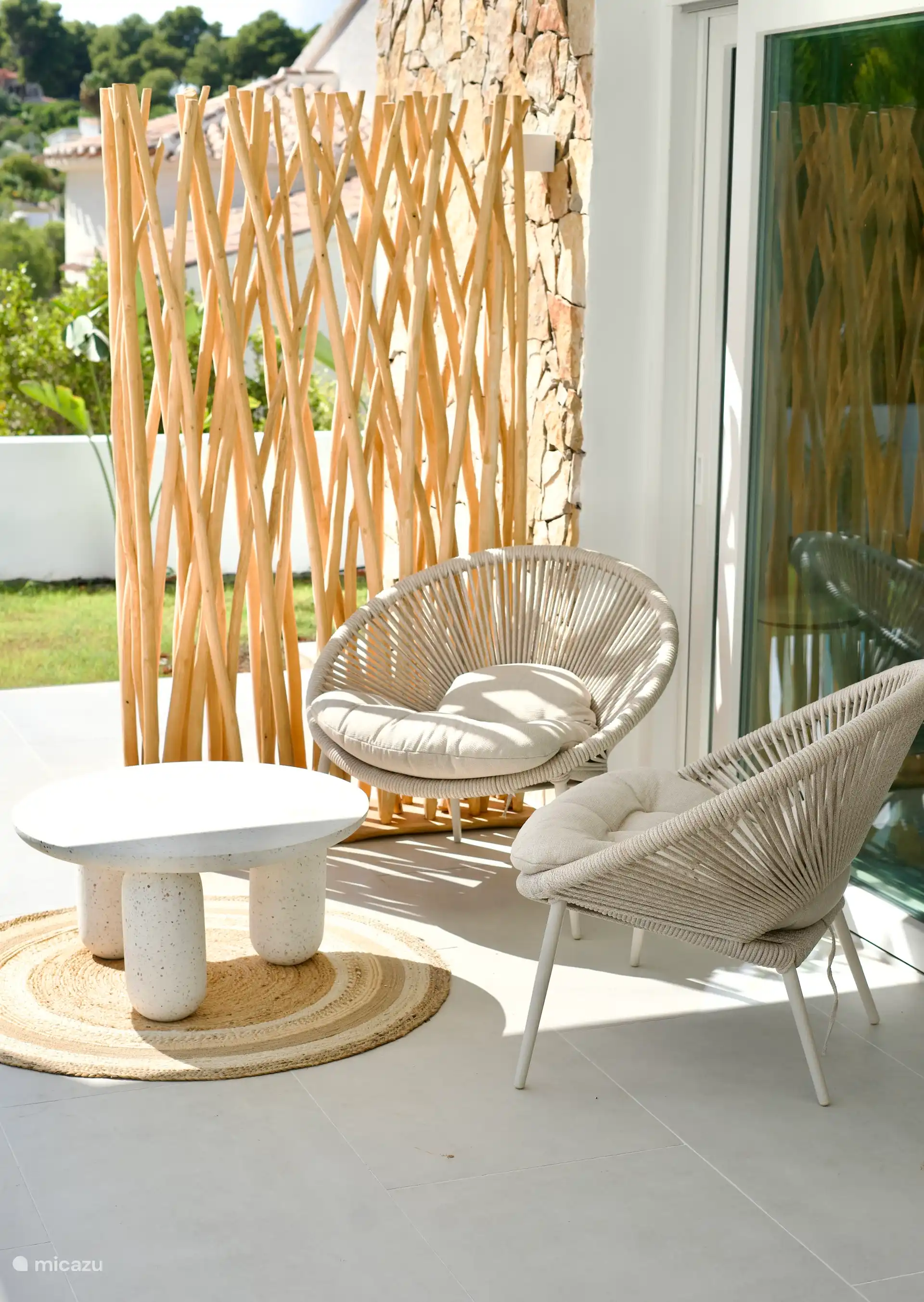 Ce charmant siège avec des chaises fantastiques de Suns est l’endroit idéal pour boire un expresso ou un thé le matin. Profiter de la paix du matin...