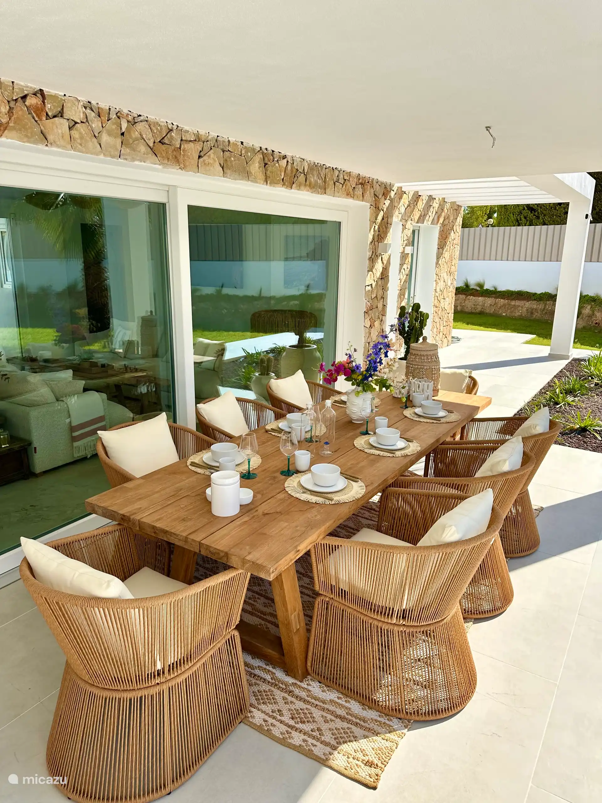 Vous vivez principalement à l’extérieur et donc une belle grande table où vous pourrez prendre le petit-déjeuner, le déjeuner ou le dîner toute la journée à l’ombre. Il y a maintenant trois ventilateurs au-dessus de la table, ce qui est merveilleux. 