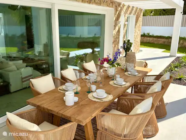Villa Tranquilla - NEW IN JAVEA! in Spain, Costa Blanca, Jávea - villa You mainly live outside and therefore a nice large table where you can have breakfast, lunch or dinner all day in the shade. There are now three fans above the table, which is wonderful.