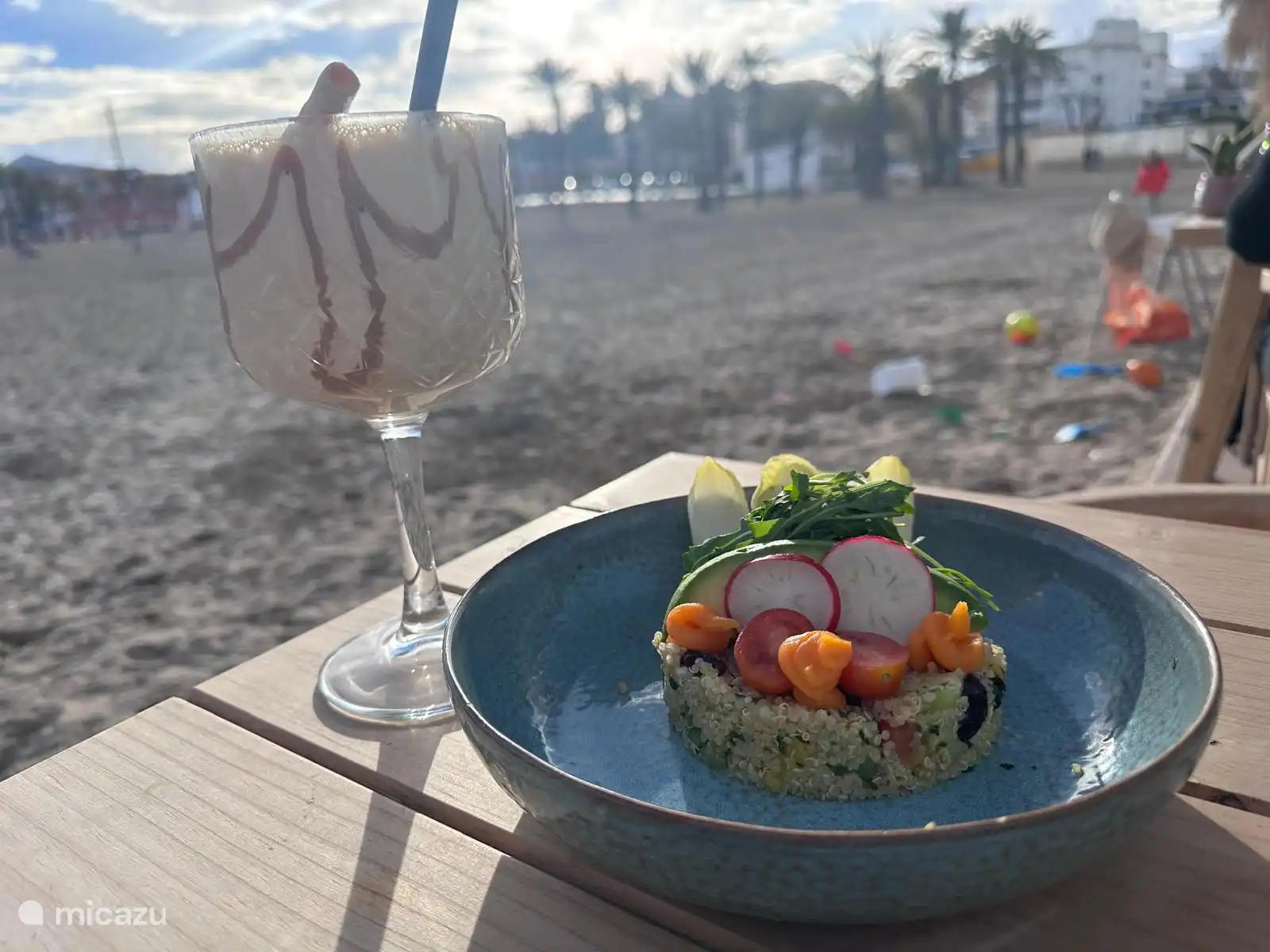 Au Palmito sur la plage, un bon café glacé au caramel et quelque chose de savoureux pour l’accompagner. Toujours bien là-bas. Surtout en automne, toujours occupé ici à partir de 16 heures. 