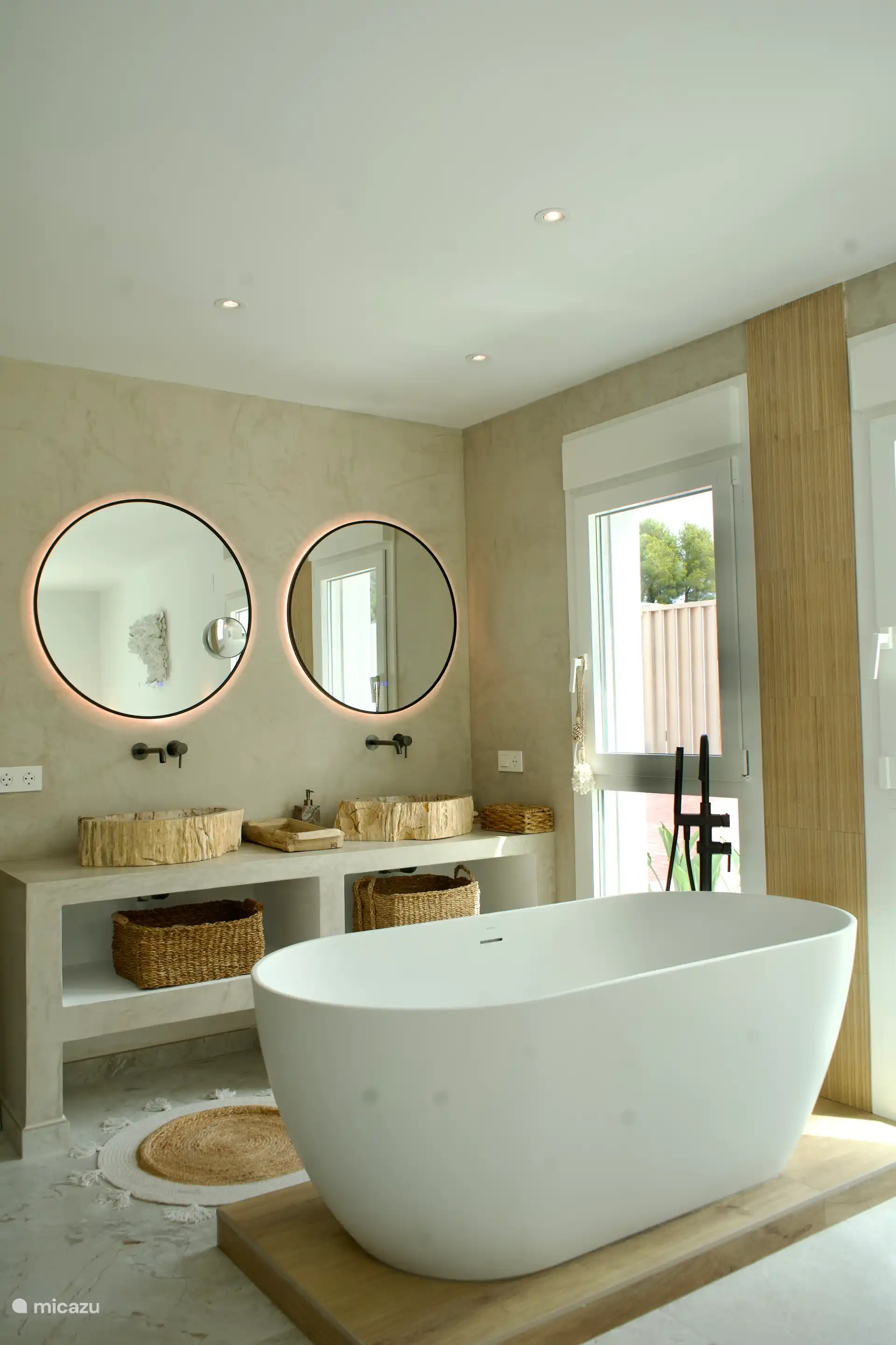 Avec de vrais éviers en bois et des accents en osier, un endroit vraiment chaleureux et agréable pour se rafraîchir.