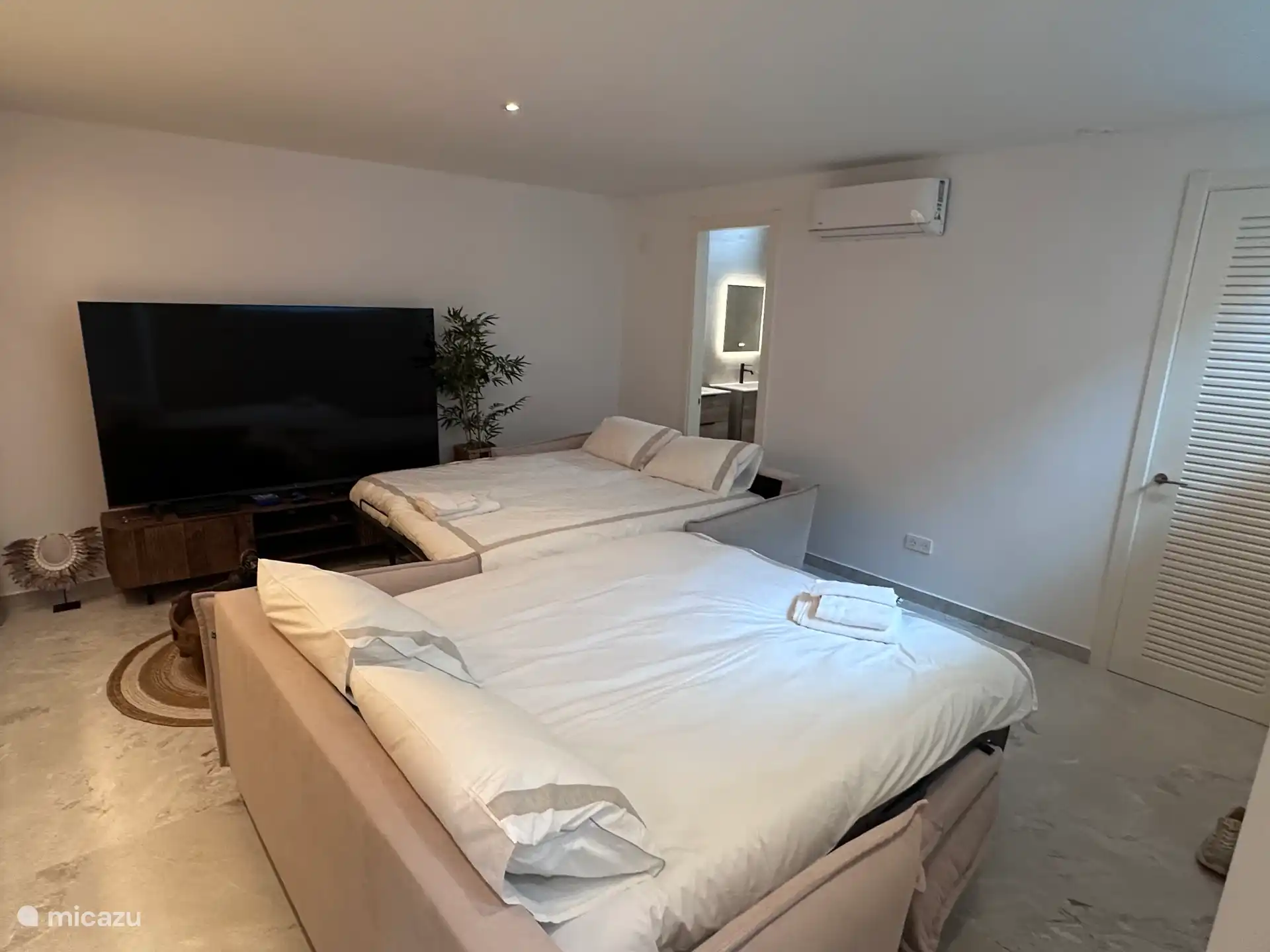 Op deze manier kunnen er heerlijk vier (niet al te grote) volwassen slapen -bedden zijn 160 x 200-  of natuurlijk een paar kids.