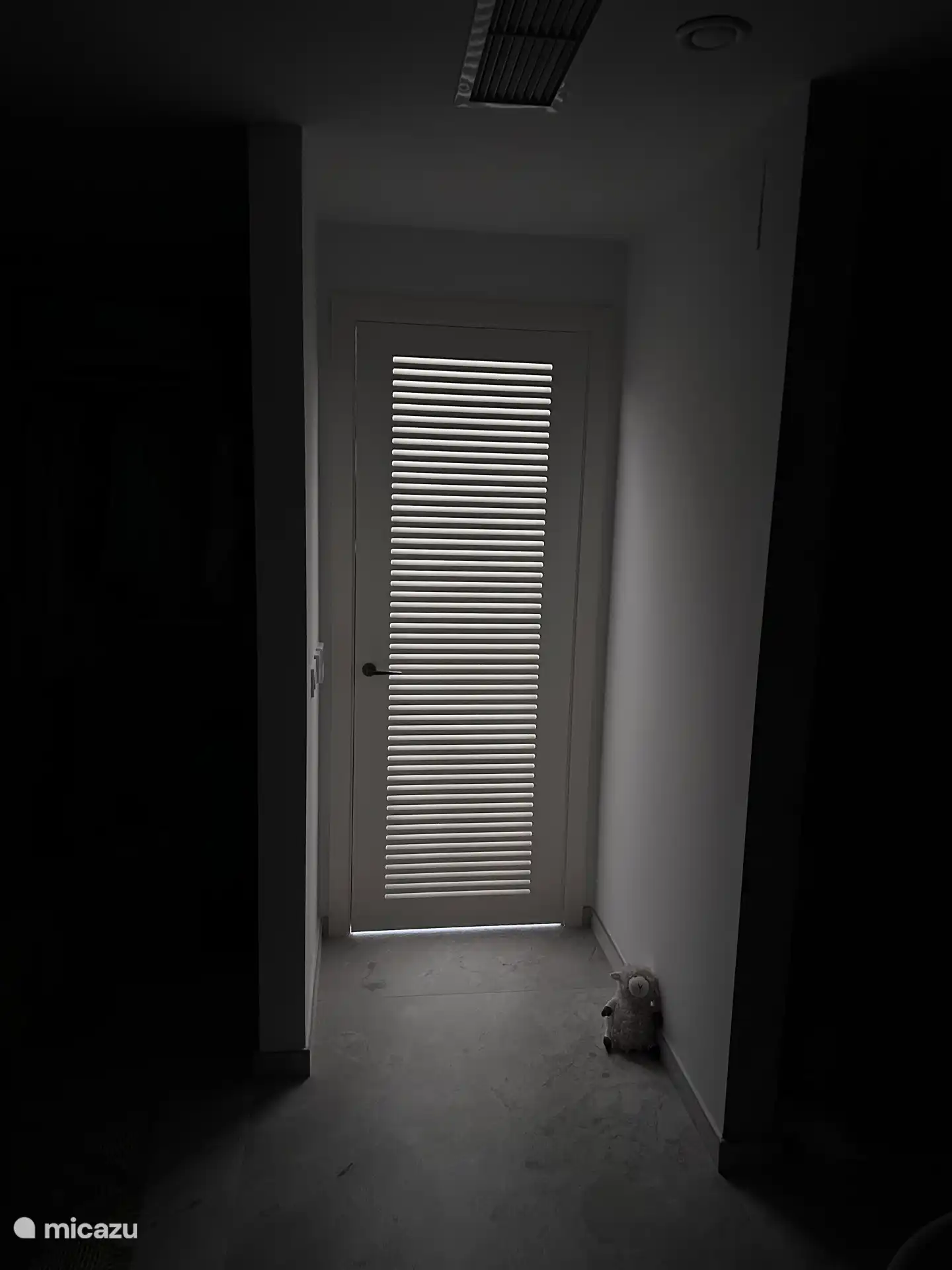 Dans la maison, nous avons ces belles portes à persiennes avec l’accrochage dans les cadres partout. Les portes semblent complètement fermées, mais le matin, de fines traînées de lumière passent. Vraiment magnifique