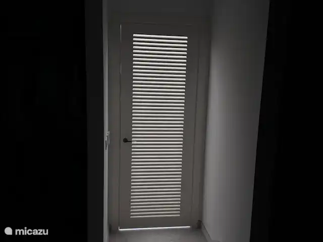 Villa Tranquilla - ¡NUEVO EN JÁVEA! en España, Costa Blanca, Jávea - villa En la casa tenemos estas hermosas puertas de persiana con los marcos colgados por todas partes. Las puertas parecen estar completamente cerradas, pero por la mañana entran finos rayos de luz. Realmente hermoso