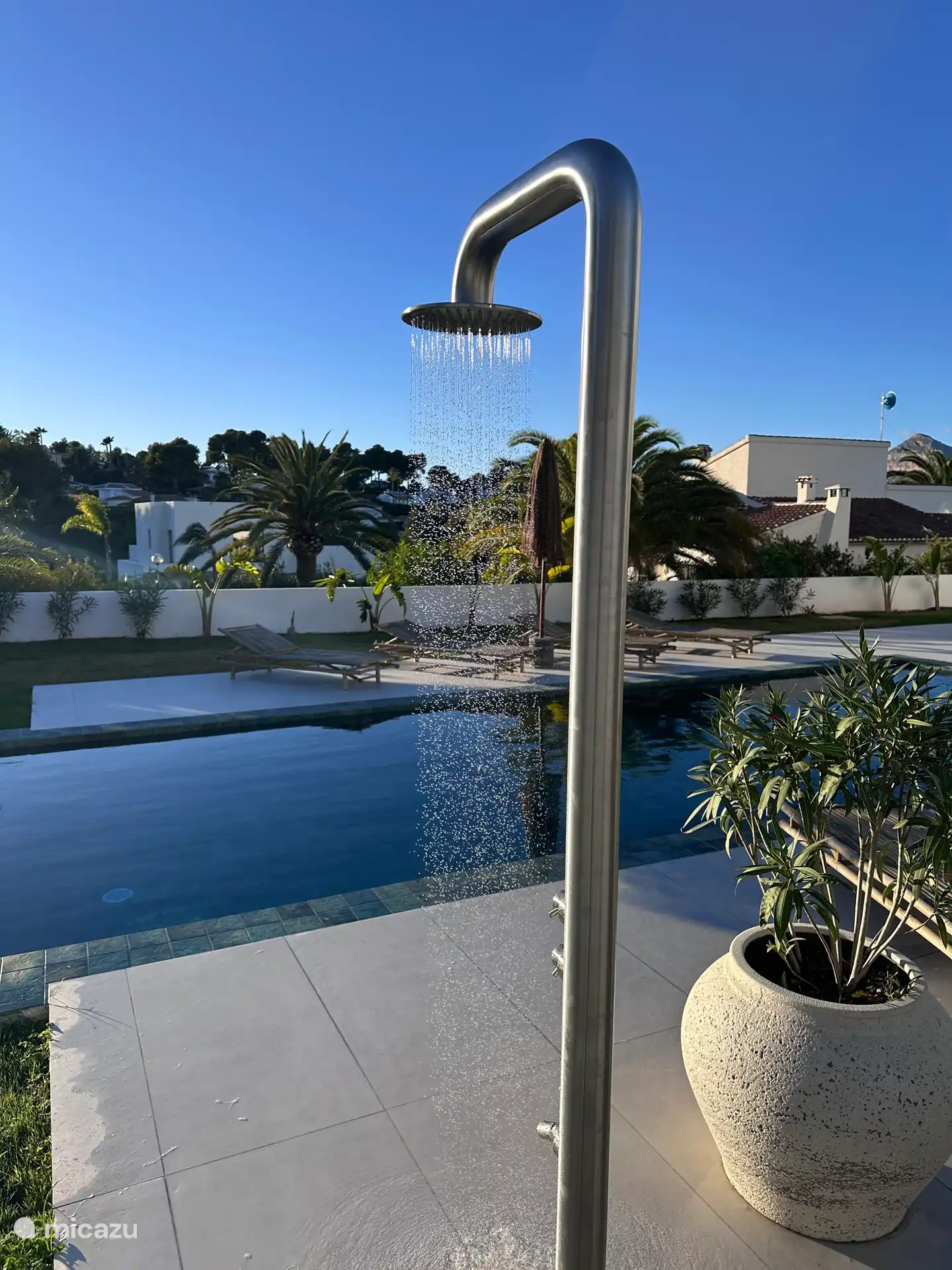 La douche extérieure sur le côté, étant donné que les cadres de Micazu sont limités. Mais c’est facile à voir. Nous continuons à nous améliorer :-)