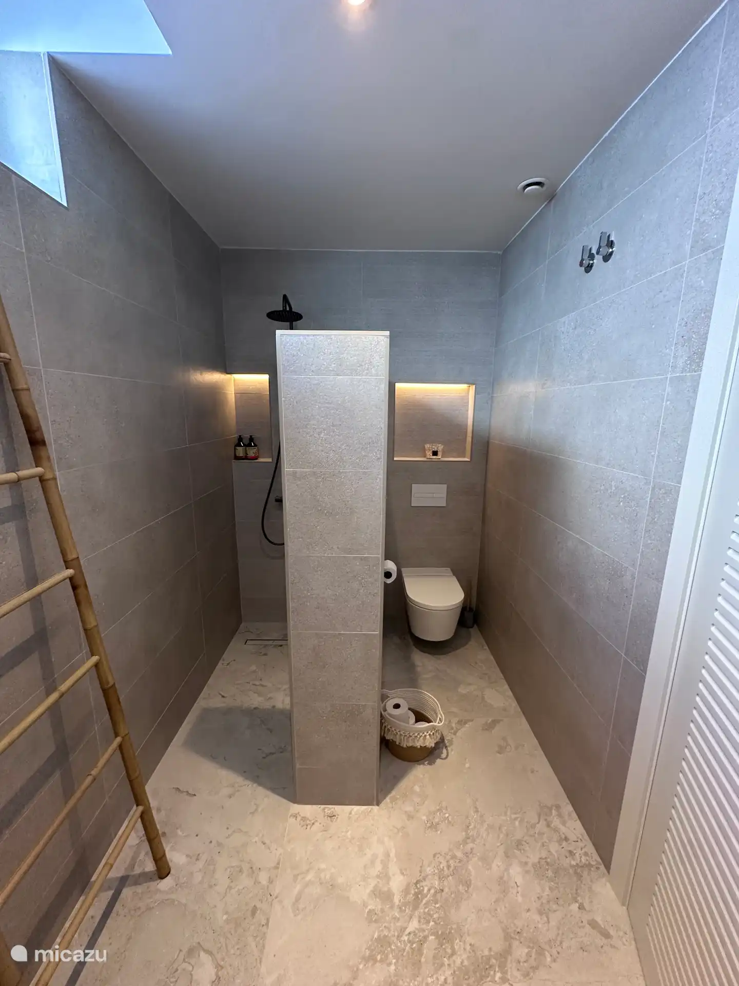 Aussi au sous-sol une belle salle de bain avec tout le luxe. Voici une autre grande fenêtre qui peut être ouverte mais qui n’est pas visible maintenant.