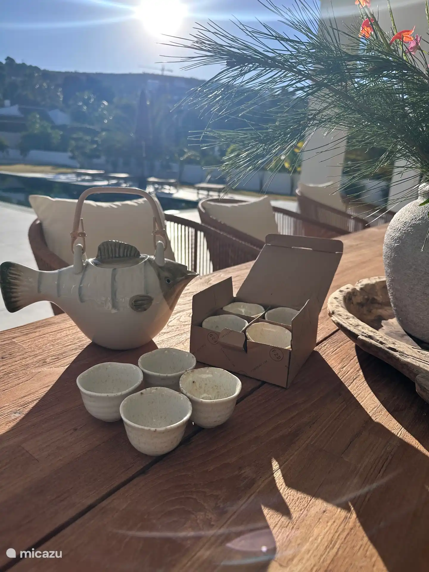 Vandaag op 27 dec ontdekte we dat we nog geen eierdopjes hadden. Dus nieuwe eierdopjes gehaald en meteen een nieuwe thee pot die te leuk was om te laten staan. En weer heerlijk die zon in december!!