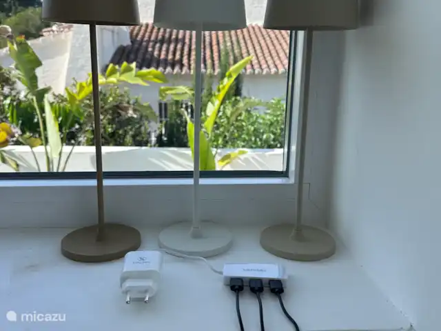 Villa Tranquilla - ¡NUEVO EN JÁVEA! en España, Costa Blanca, Jávea - villa Tres bonitas luces LED para poner afuera en la mesa por la noche. Y también se carga fácilmente al mismo tiempo con un enchufe.