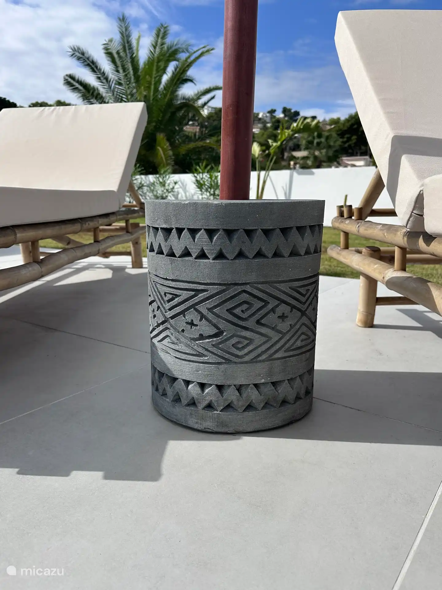 La plus belle base de parasol jamais portée seulement 60 kilos alors ne bougez pas mais une œuvre d’art à voir. Et pratique pour la mise en place ?? de votre cocktail