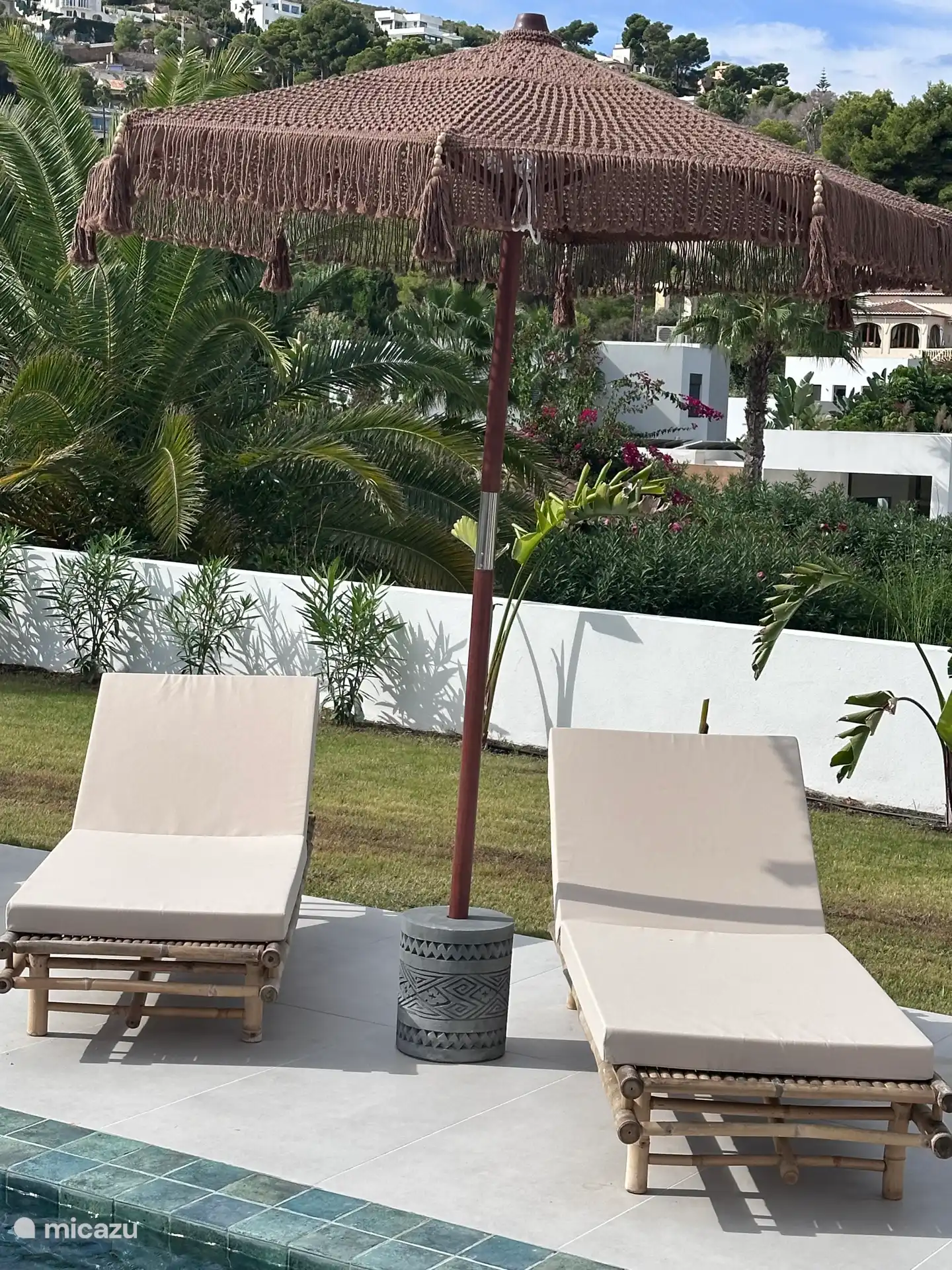 Cette photo sur le côté, sinon vous ne pourriez pas voir l’image dans son ensemble. Une base en béton très lourde et un beau parasol. 