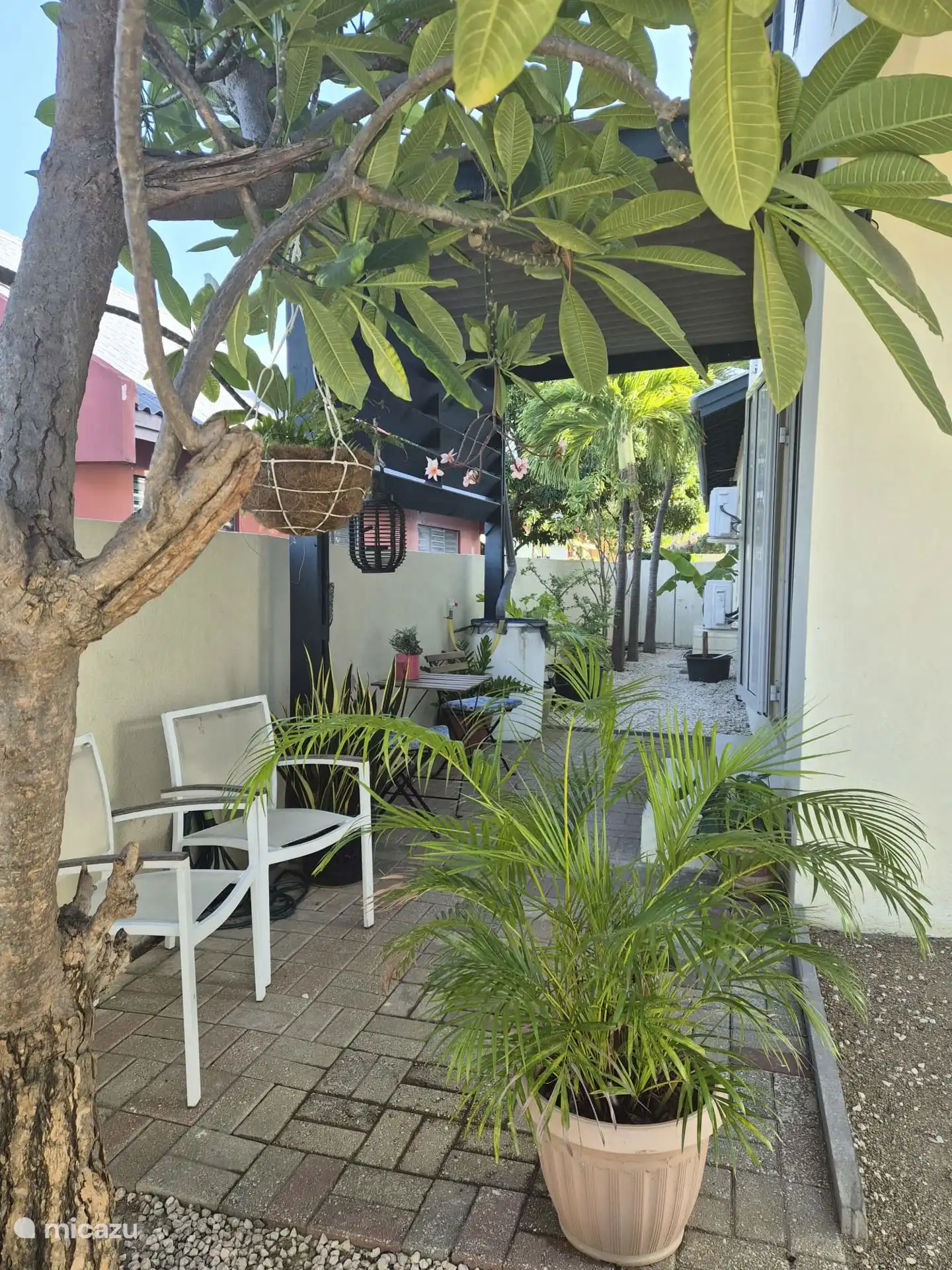 Porche cubierto y acogedor