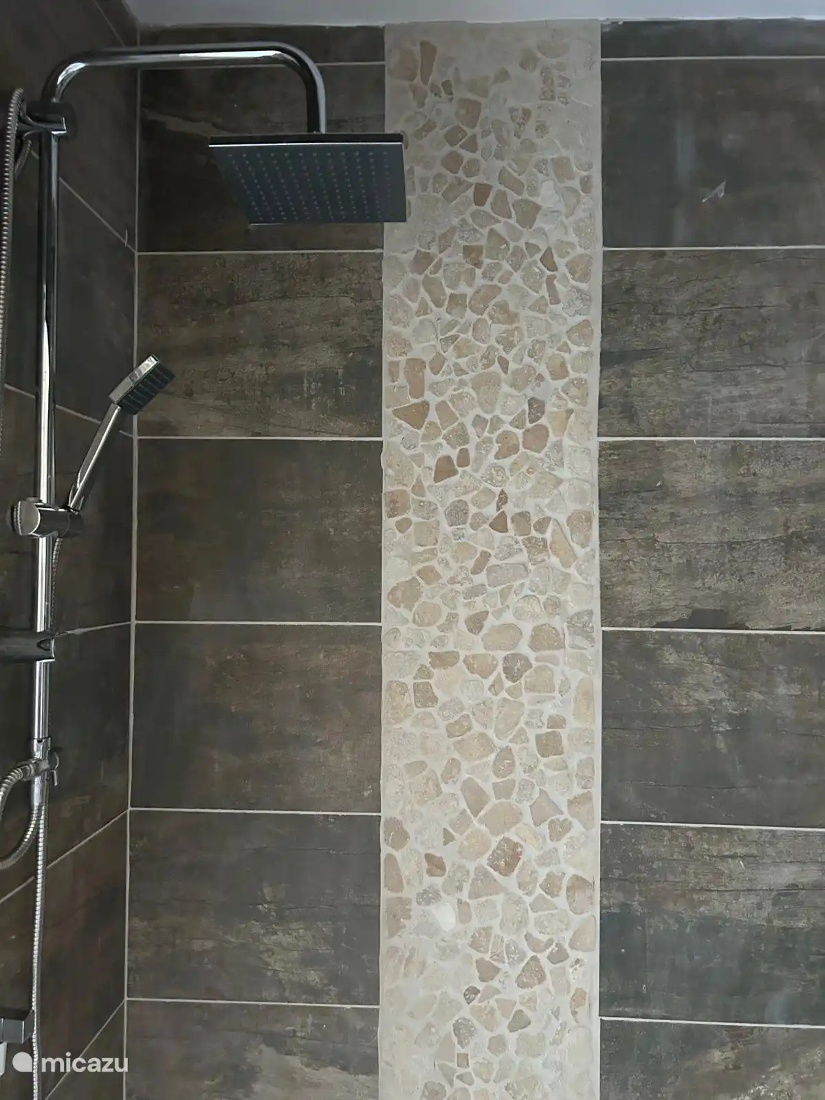 Baño con ducha a ras de suelo y agua caliente