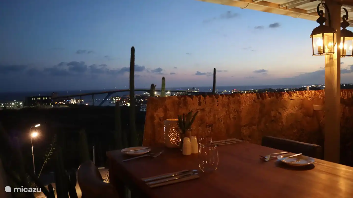Vista del puente Juliana desde el restaurante Fort Nassau