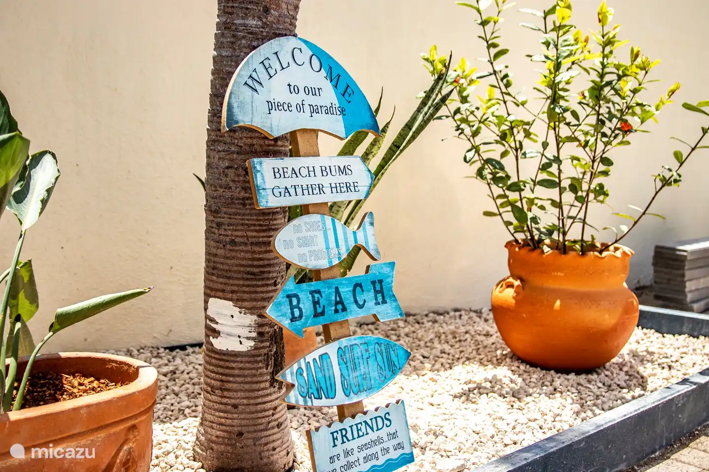 Carteles de bienvenida en el jardín